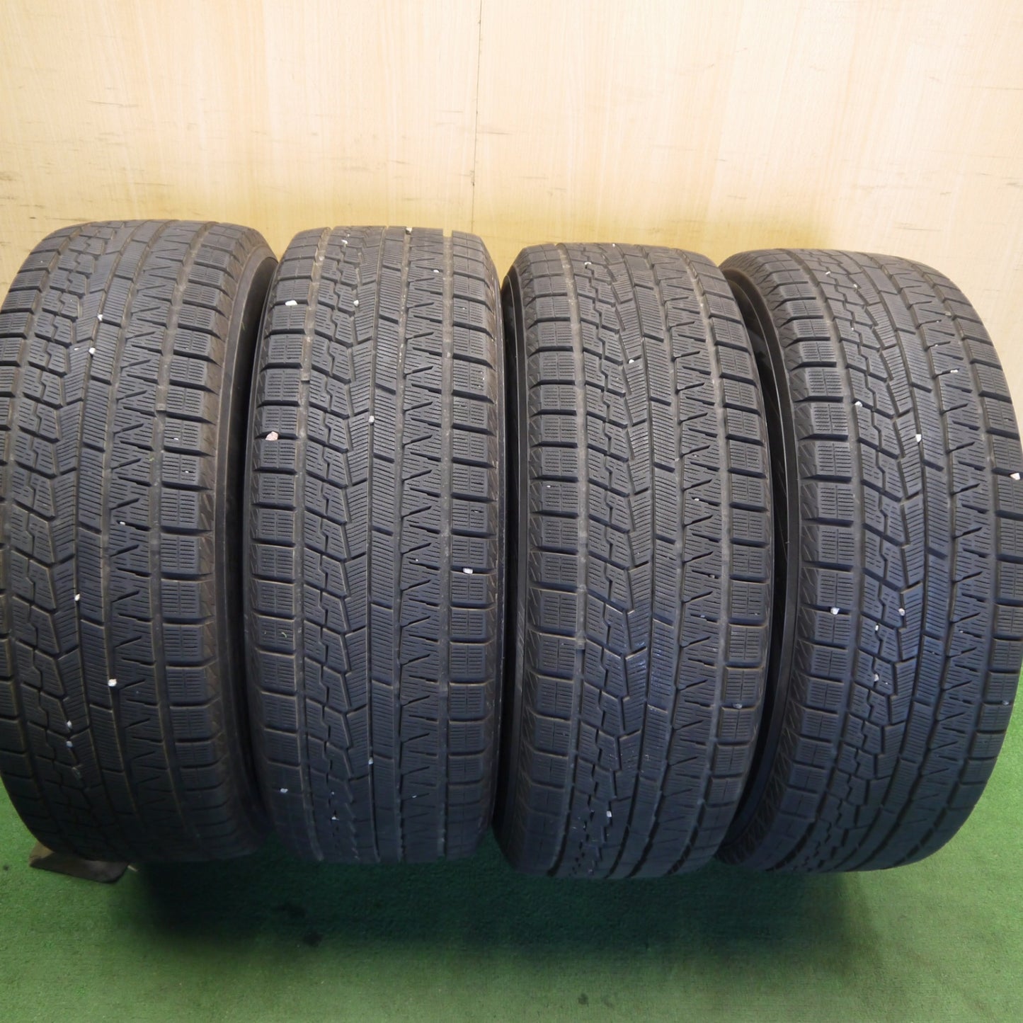 バリ溝!24年!キレイ!9.5分以上◎クラウンセダン 等 235/55R19 スタッドレス ヨコハマ アイスガード iG70 GRASS グラス 19インチ PCD120/5H◎6063004Hス