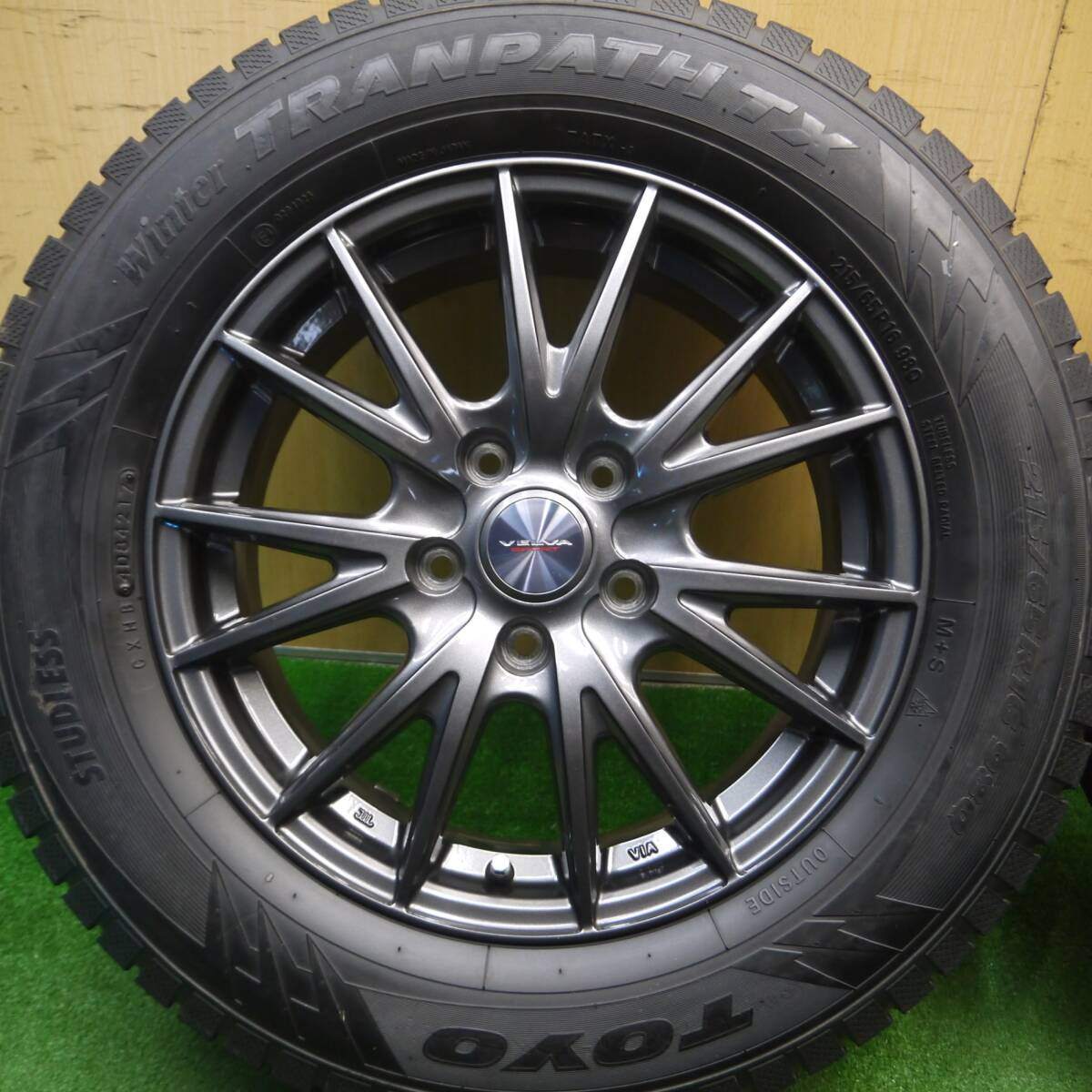 バリ溝!キレイ!9.5分★スタッドレス 215/65R16 トーヨー ウインター トランパス TX VELVA SPORT ヴェルヴァ 16インチ PCD114.3/5H★5012406Hス