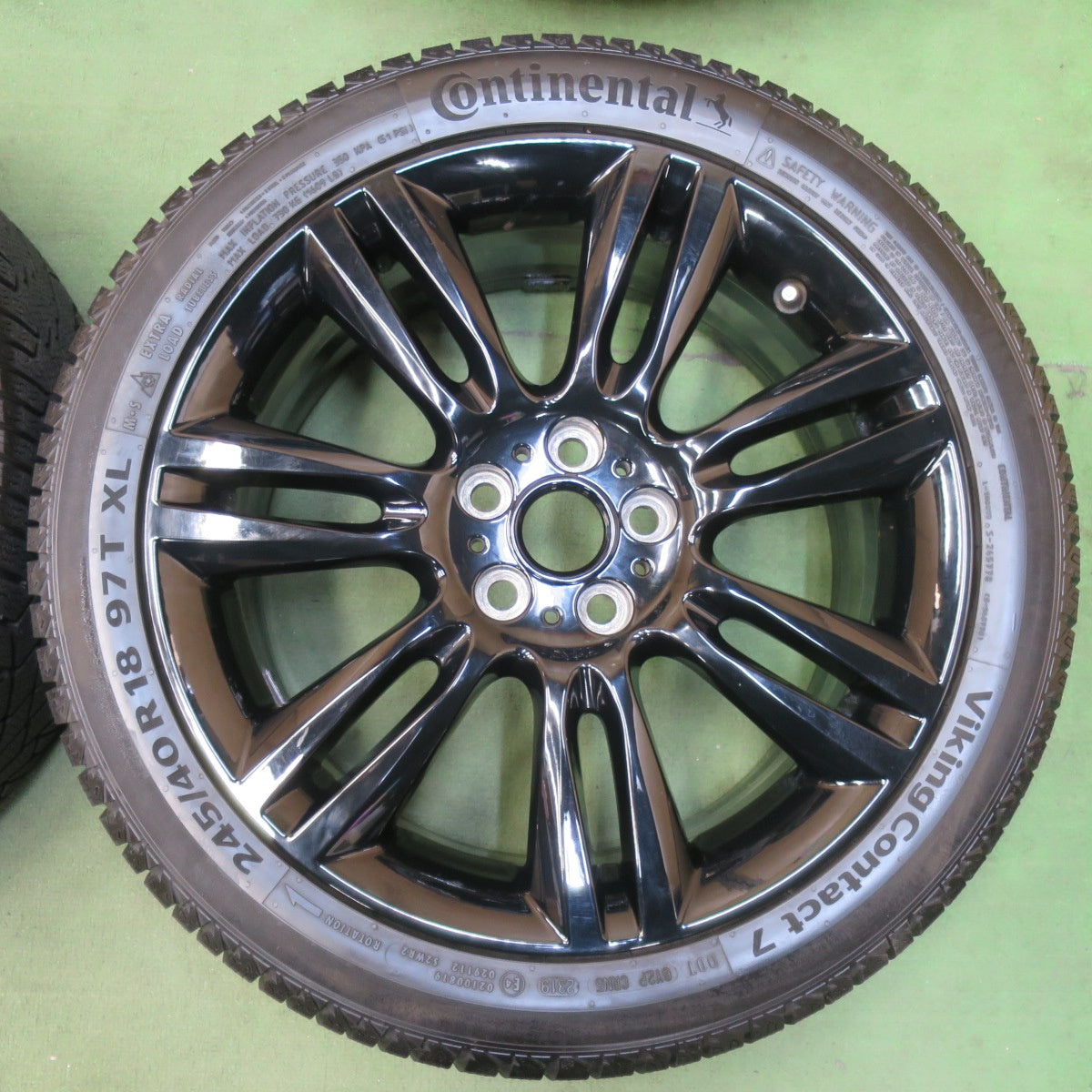 ほぼ未使用!キレイ★ジャガー XE 純正 245/40R18 スタッドレス コンチネンタル バイキングコンタクト7 18インチ PCD108/5H★5110403イス