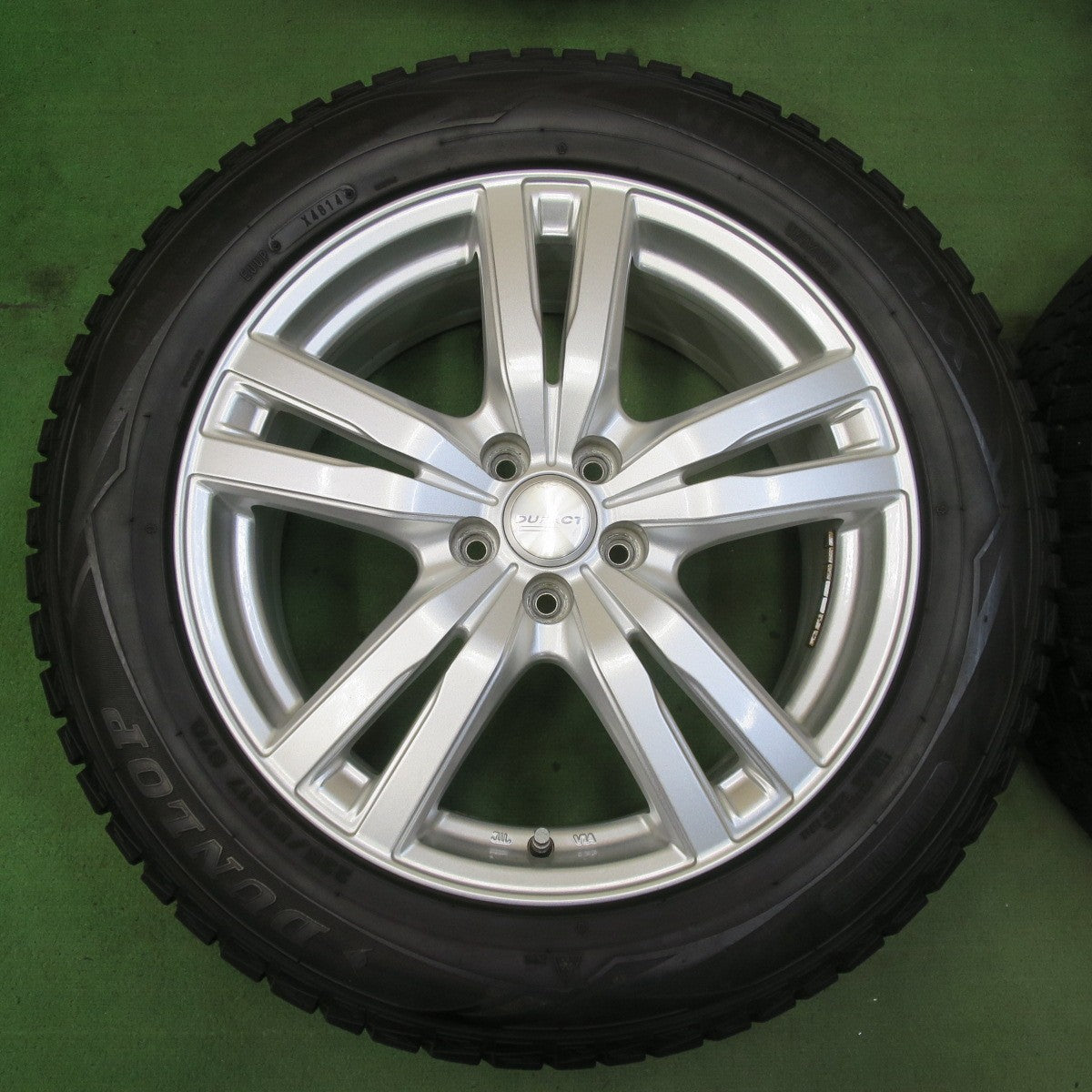 バリ溝!キレイ!9.5分以上★インプレッサ 等 225/55R17 スタッドレス ダンロップ ウインターマックス WM01 DUFACT デュファクト 17インチ PCD100/5H★5101606イス