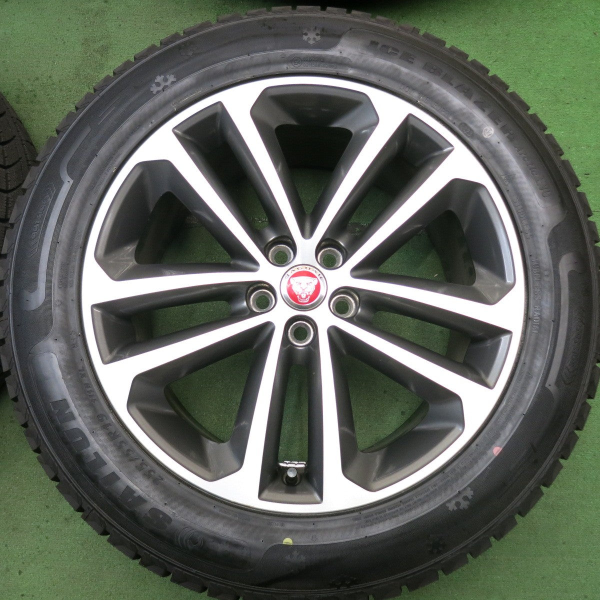 タイヤほぼ未使用!23年!キレイ★ジャガー Fペイス 純正 255/55R19 スタッドレス サイルン ICE BLAZER Arctic EVO 19インチ PCD108/5H★5080302HAス