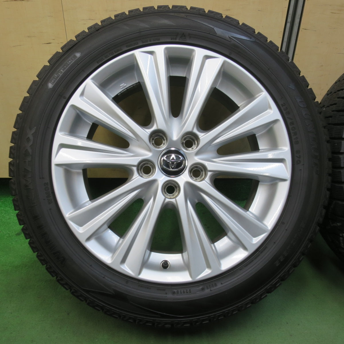 バリ溝!キレイ!9分★トヨタ 30系 アルファード ヴェルファイア 純正 235/50R18 スタッドレス ダンロップ ウインターマックス WM02 18インチ PCD114.3/5H★5111201イス