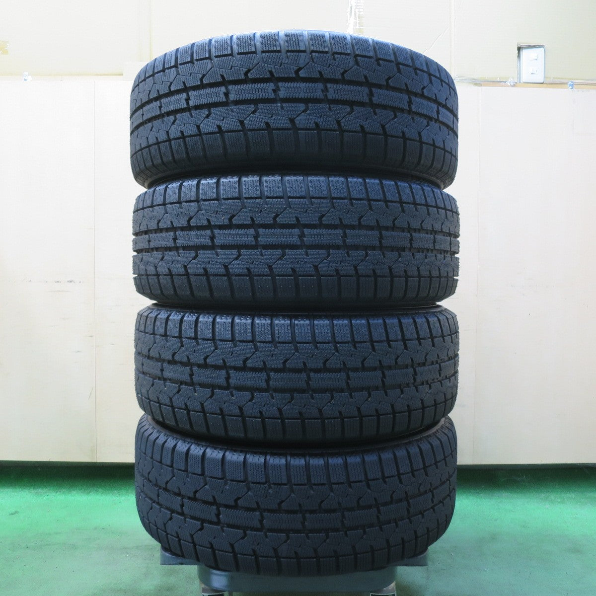 ほぼ未使用!23年!キレイ★86 BRZ 等 205/55R16 スタッドレス トーヨー オブザーブ ガリット GIZ VELVA CHARGE ヴェルヴァ チャージ 16インチ PCD100/5H★5090907イス