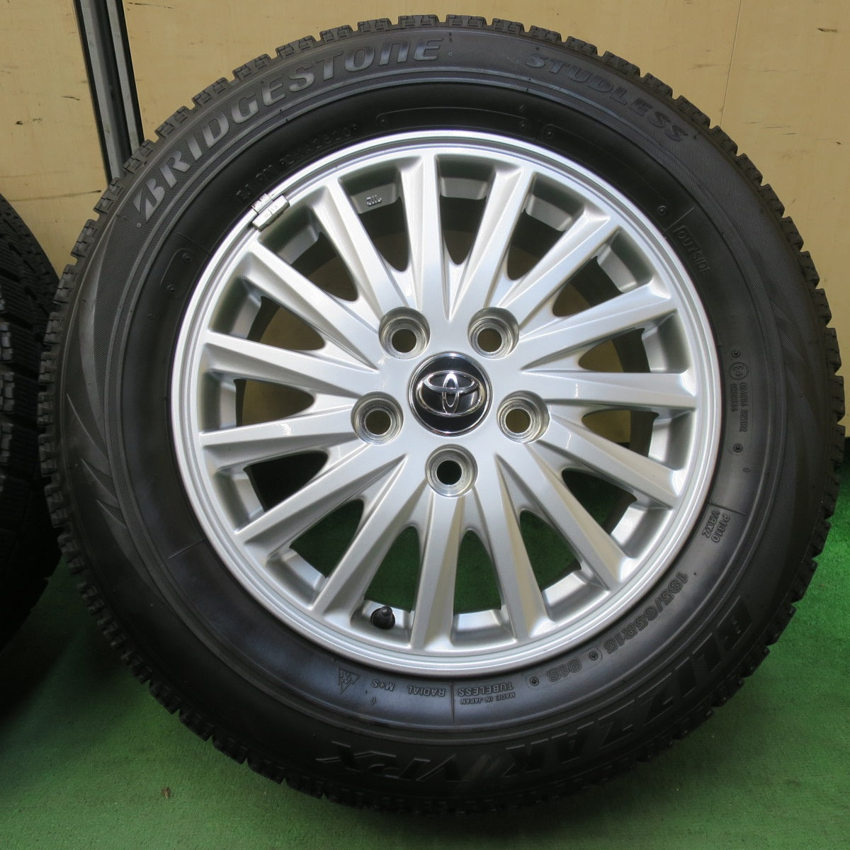 キレイ★トヨタ 80系 ヴォクシー ノア エスクァイア 純正 195/65R15 スタッドレス ブリヂストン ブリザック VRX 15インチ PCD114.3/5H★5103008イス