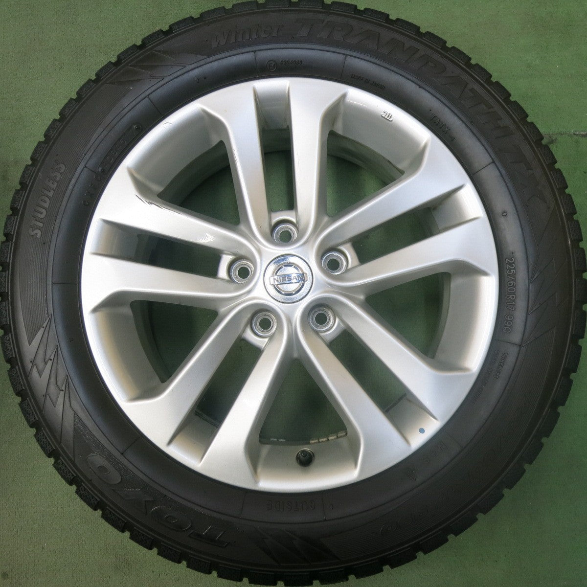 バリ溝!9.5分★日産 ジューク 純正 225/60R17 スタッドレス トーヨー ウインター トランパス TX 17インチ PCD114.3/5H★5110703SKス