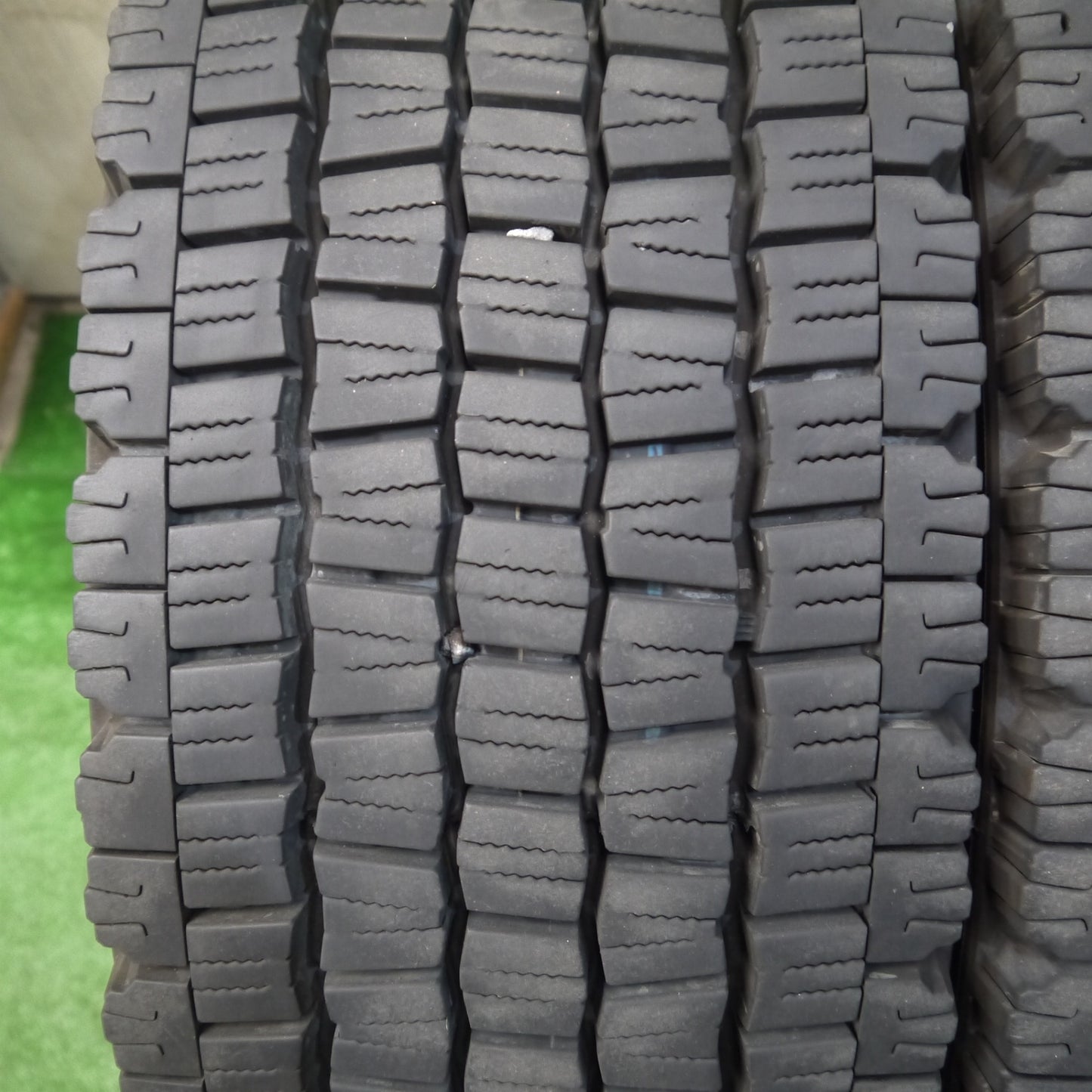 バリ溝!25年!8.5分!2本★トラック タイヤ 245/70R19.5 136/134J スタッドレス ダンロップ デクテス SP081 DECTES 19.5インチ★6052205KKスタ