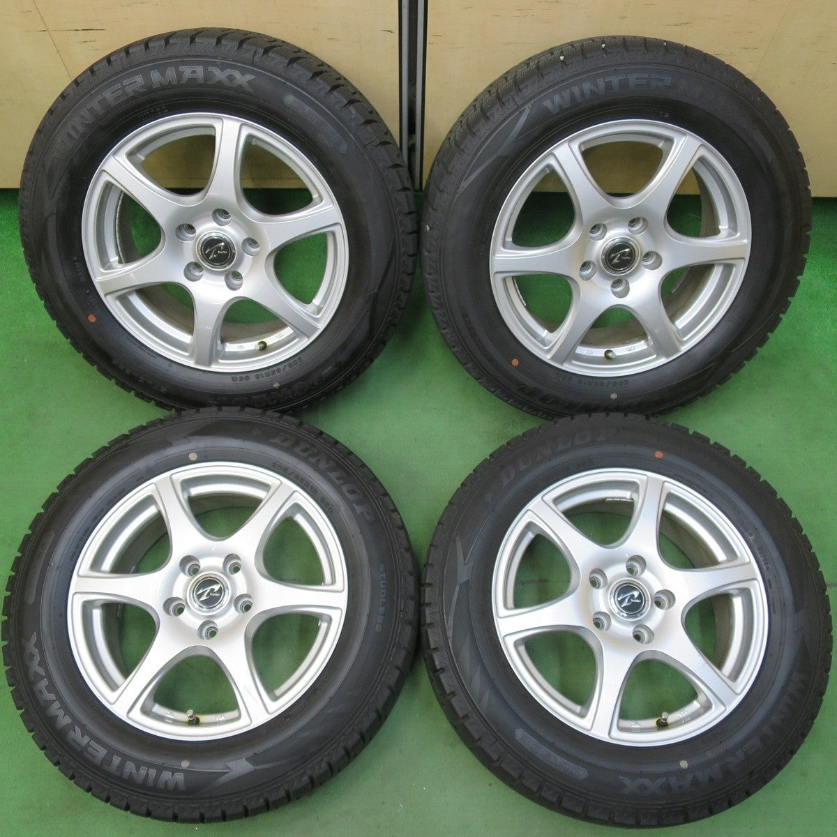バリ溝!9.5分以上★スタッドレス 205/65R16 ダンロップ ウインターマックス WM02 Treffer トレファー 16インチ PCD114.3/5H★5040705イス