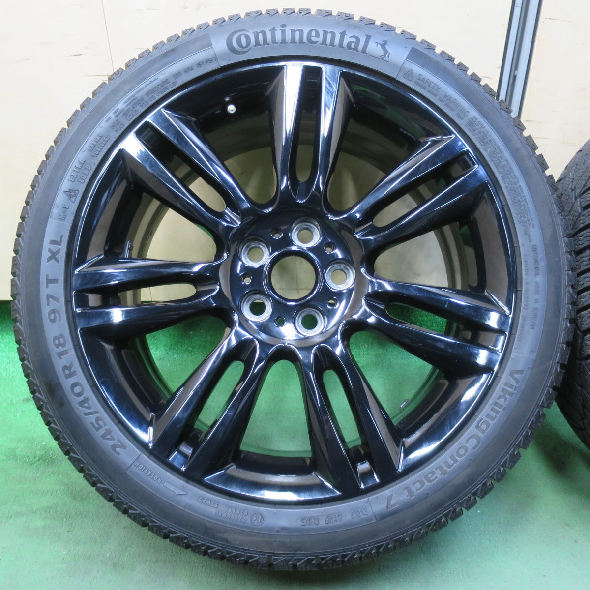 ほぼ未使用!キレイ★ジャガー XE 純正 245/40R18 スタッドレス コンチネンタル バイキングコンタクト7 18インチ PCD108/5H★5110403イス