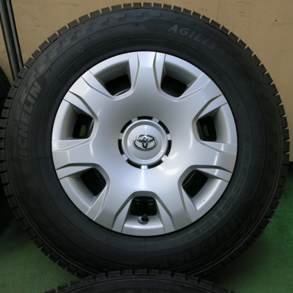 未使用!23年!キレイ★トヨタ 200系 ハイエース 純正 スチール 195/80R15 107/105R スタッドレス ミシュラン AGILIS X-ICE 15インチ PCD139.7/6H★5073007SYス