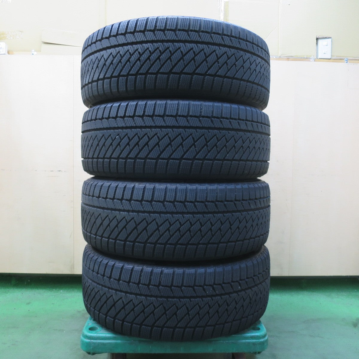 ほぼ未使用!25年!キレイ★トヨタ 20系 ヴェルファイア アルファード 純正 235/50R18 スタッドレス マジーニ Snow LEOPARD2 18インチ PCD114.3/5H★6040709イス