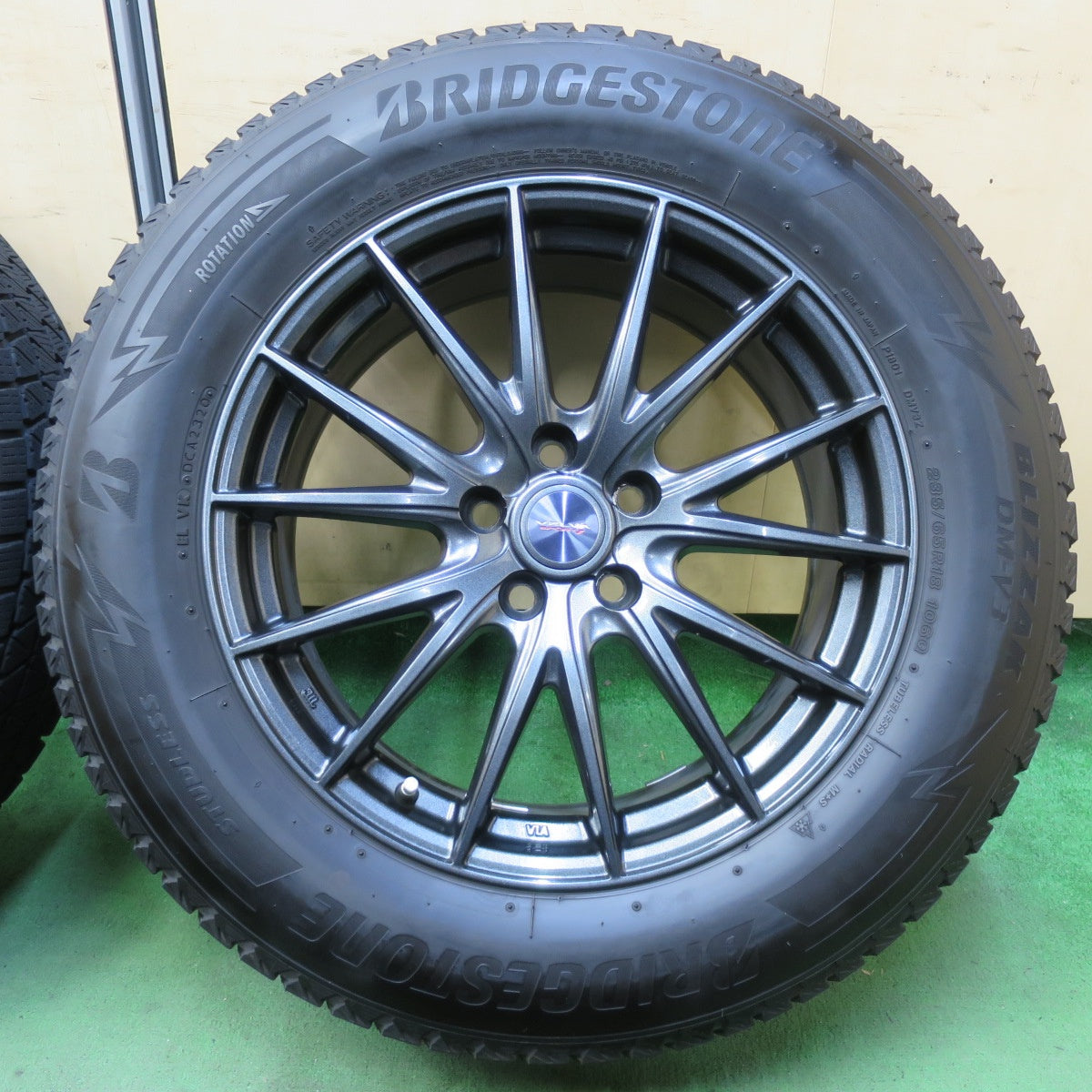 キレイ★スタッドレス 235/65R18 ブリヂストン ブリザック DM-V3 VELVA SPORTZ ヴェルヴァ 18インチ PCD114.3/5H★5082102イス