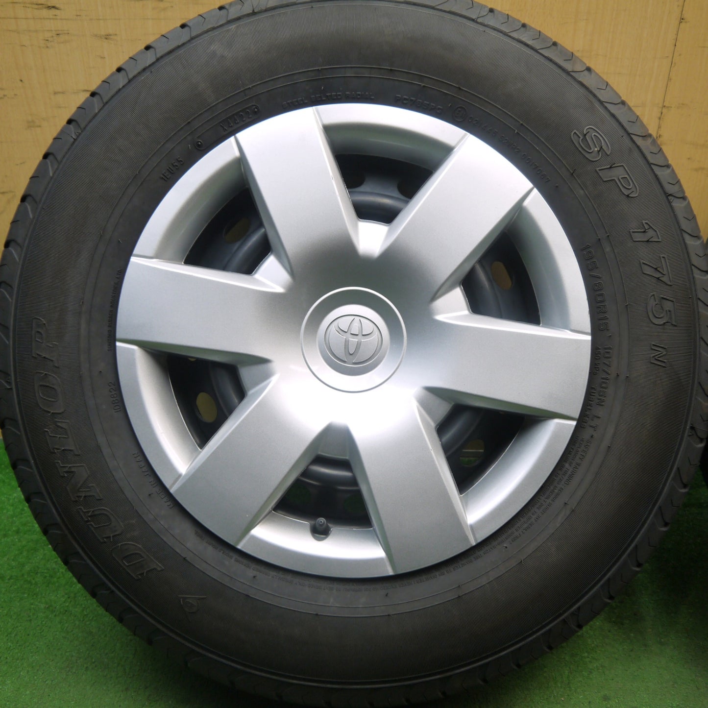 バリ溝!22年!キレイ!9.5分★トヨタ 200系 ハイエース 純正 スチール 195/80R15 107/105N ダンロップ SP175N 15インチ PCD139.7/6H★5073002Hノ