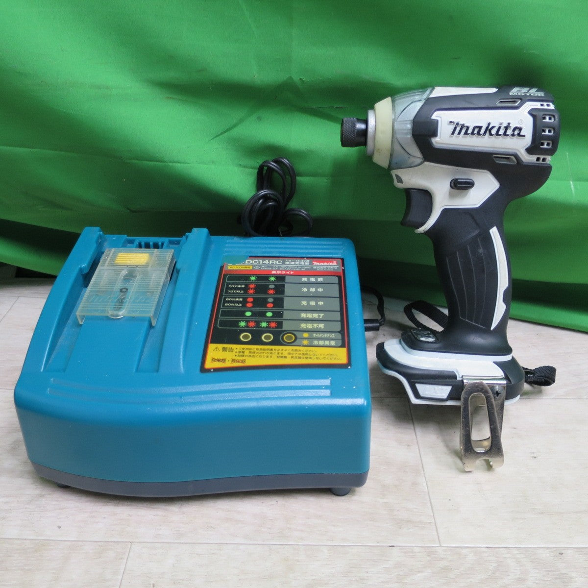 送料無料] ☆makita マキタ 充電式インパクトドライバ TD136D 充電器 