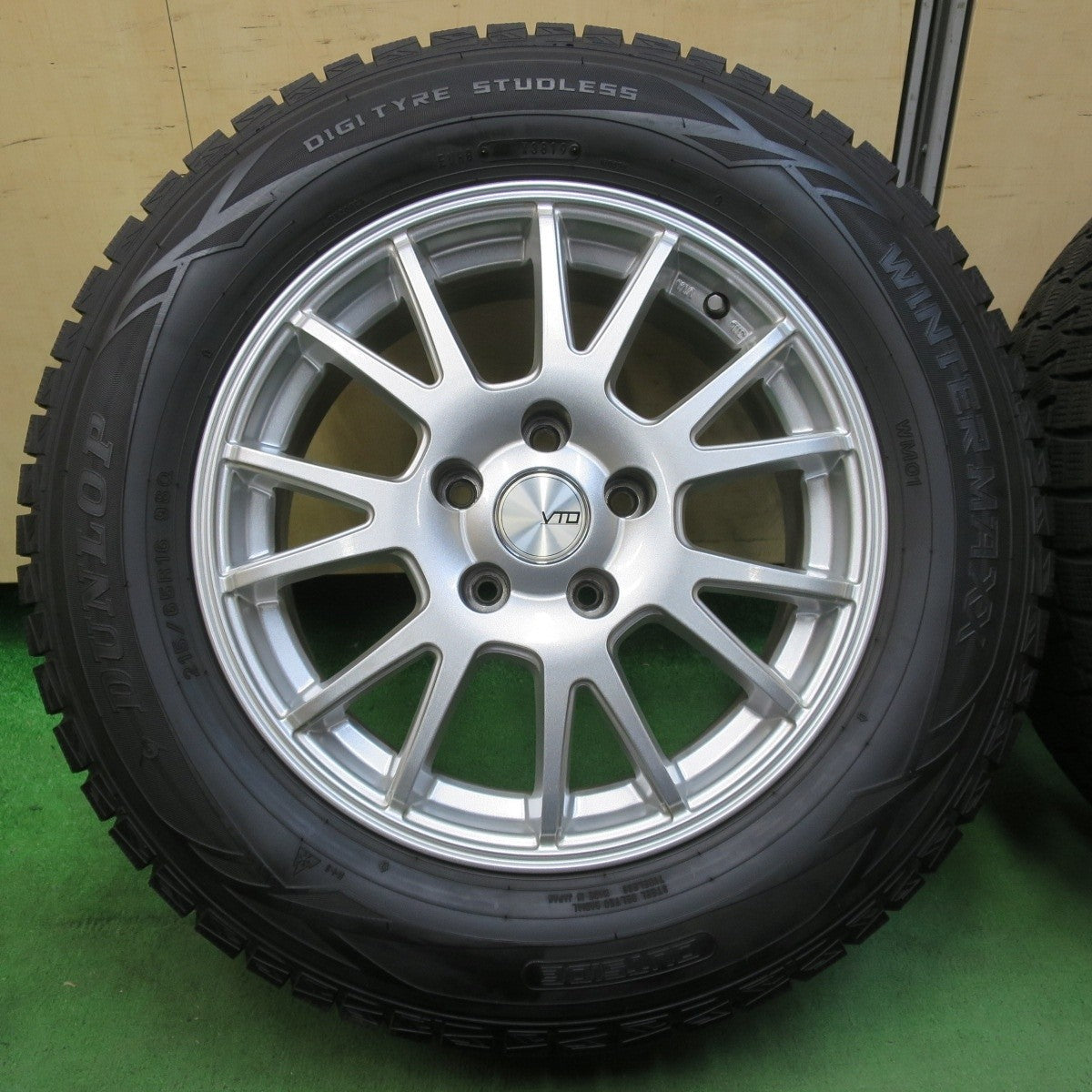 バリ溝!キレイ!ほぼ10分★スタッドレス 215/65R16 ダンロップ ウインターマックス WM01 VTO 社外 アルミ 16インチ PCD114.3/5H★5031704イス