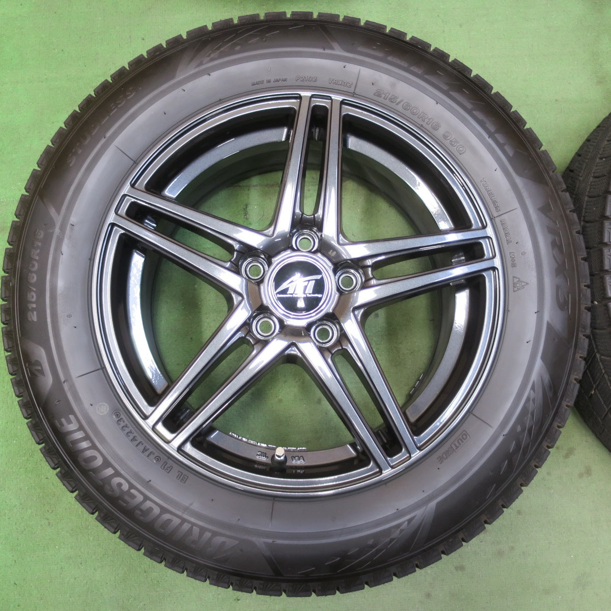 バリ溝!23年!キレイ!9.5分★アウディ A3 VW パサート 等 AFT ZINC 215/60R16 スタッドレス ブリヂストン ブリザック VRX3 16インチ PCD112/5H★5092010イス