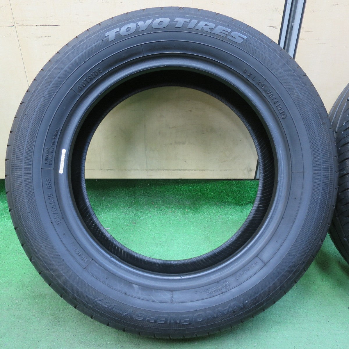新車外し!23年★185/65R15 トーヨー ナノエナジー J67 タイヤ 15インチ シエンタ ノート デミオ フィット フリード 等★5042902イノタ
