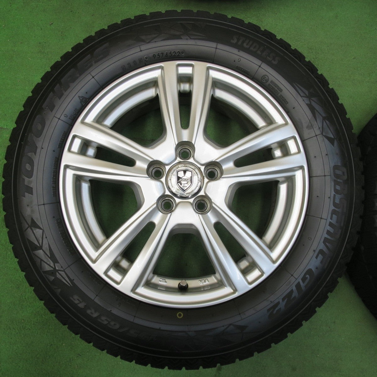バリ溝!22年!9.5分★プリウス 等 195/65R15 スタッドレス トーヨー オブザーブ GIZ2 JOKER ジョーカー 15インチ PCD100/5H★5012711イス