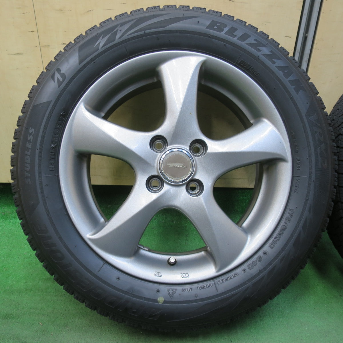 バリ溝!9分★スタッドレス 175/65R15 ブリヂストン ブリザック VRX2 TOPRUN トップラン 15インチ PCD100/4H★5092607イス