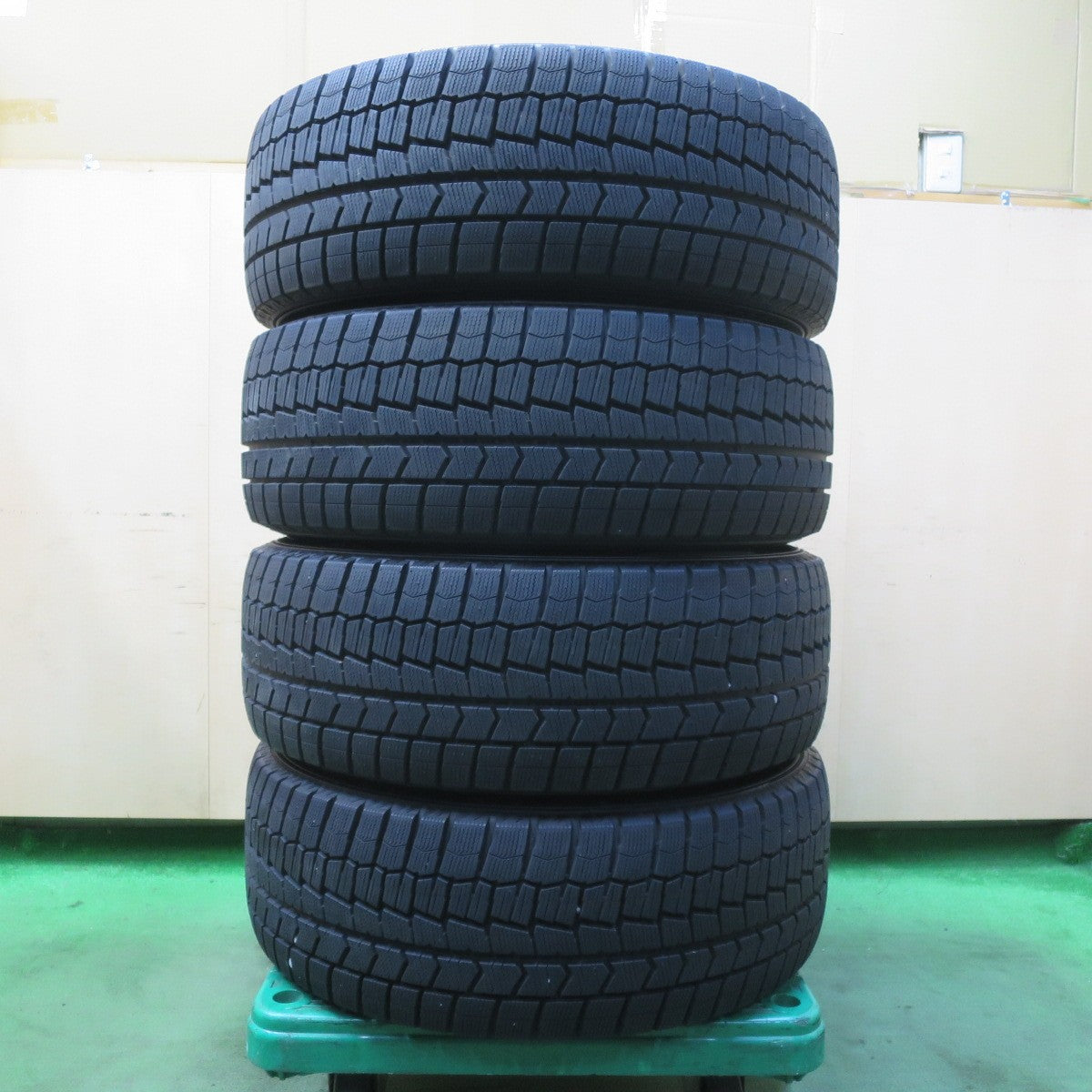 バリ溝!21年!キレイ!9.5分以上★スタッドレス 235/50R18 ダンロップ ウインターマックス WM02 RiZLEY ライツレー 18インチ PCD114.3/5H★5101702イス