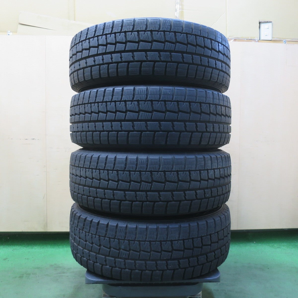 バリ溝!キレイ!9.5分★スタッドレス 205/60R16 ダンロップ ウインターマックス WM01 DUFACT DF5 デュファクト 16インチ PCD114.3/5H★6042713イス