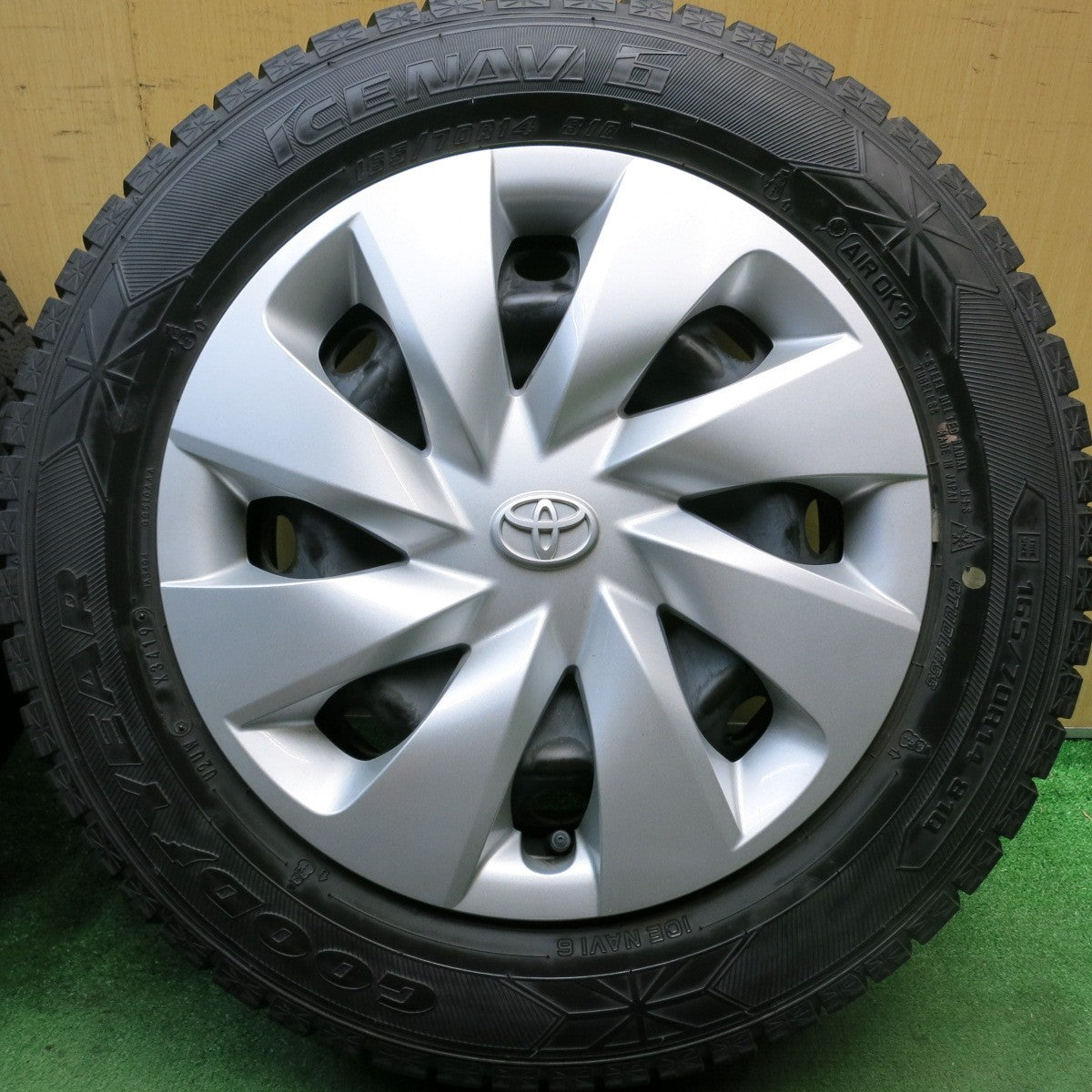 バリ溝!9分★トヨタ ヴィッツ 純正 スチール 165/70R14 スタッドレス グッドイヤー アイスナビ6 14インチ PCD100/4H★5072602HAス