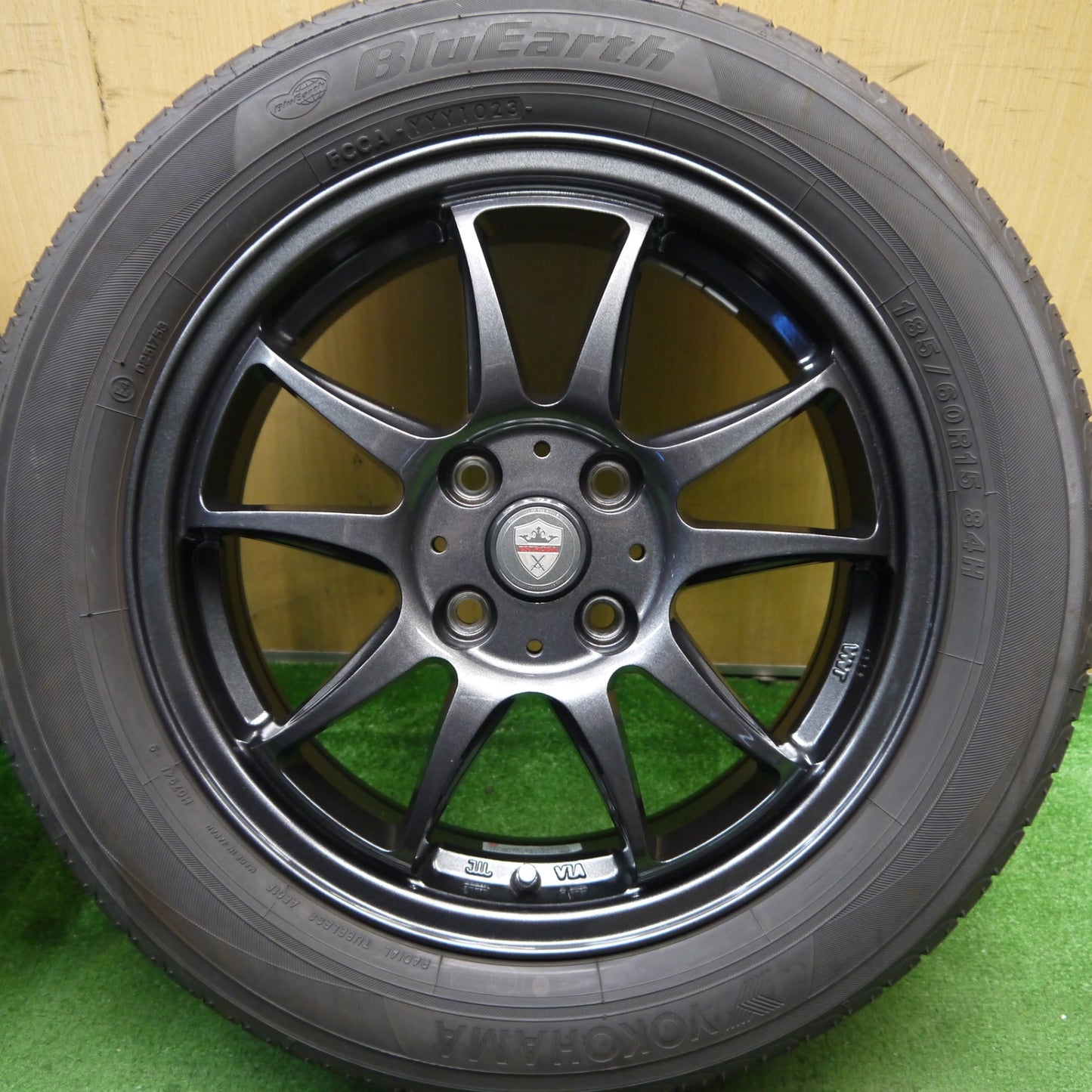 バリ溝!23年!キレイ!8.5分★185/60R15 ヨコハマ ブルーアース AE01F ESTROSA エステローザ 15インチ PCD100/4H★5051903Hノ