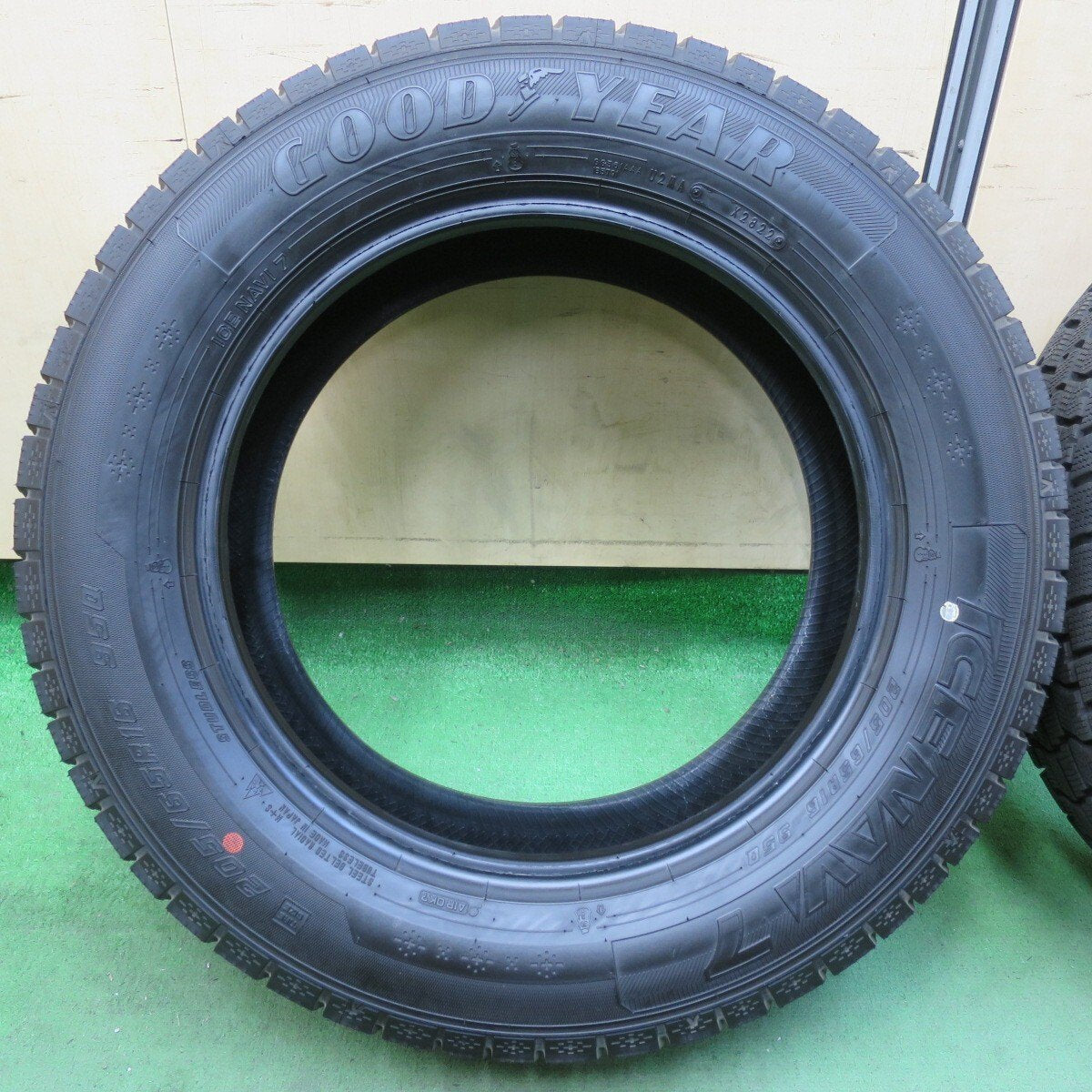バリ溝!22年!ほぼ10分★スタッドレス 205/65R16 グッドイヤー アイスナビ7 タイヤ 16インチ ヤリスクロス ヴェゼル オデッセイ 等★5040309イスタ