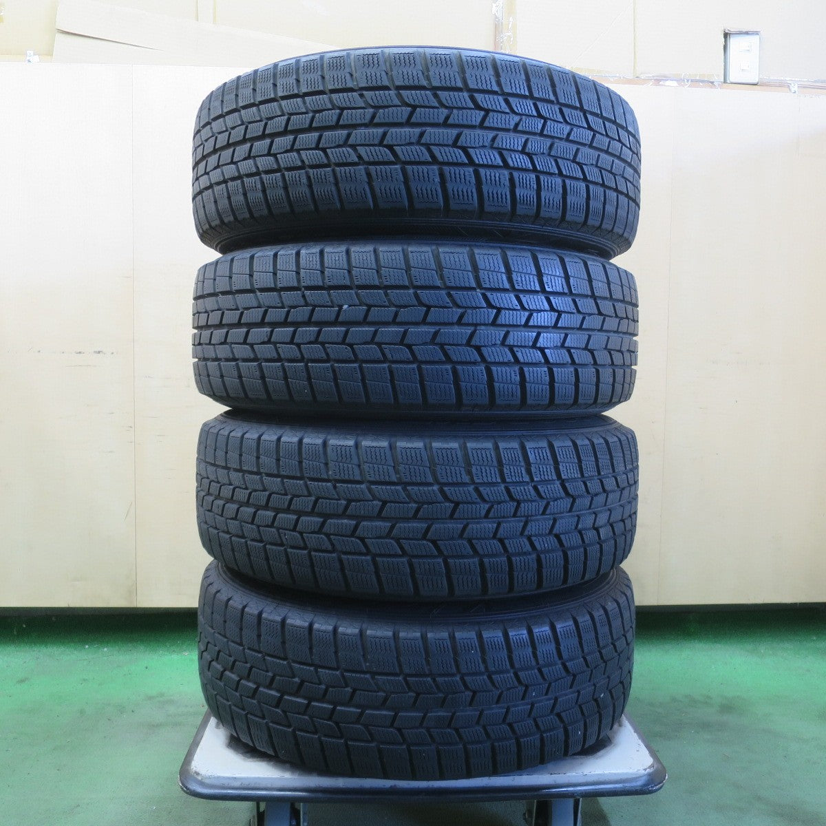 バリ溝!キレイ!9.5分以上★プリウス 等 195/65R15 スタッドレス グッドイヤー アイスナビ6 ravrion RS01 ラブリオン 15インチ PCD100/5H★6042509イス