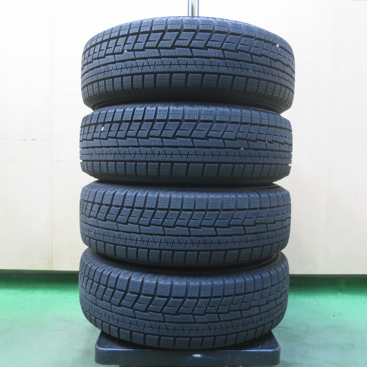 バリ溝!22年!キレイ!9.5分以上◎スタッドレス 185/70R14 ヨコハマ アイスガード iG60 NIRVANA NV ニルバーナ ニルヴァーナ 14インチ PCD100/4H◎6091913イス