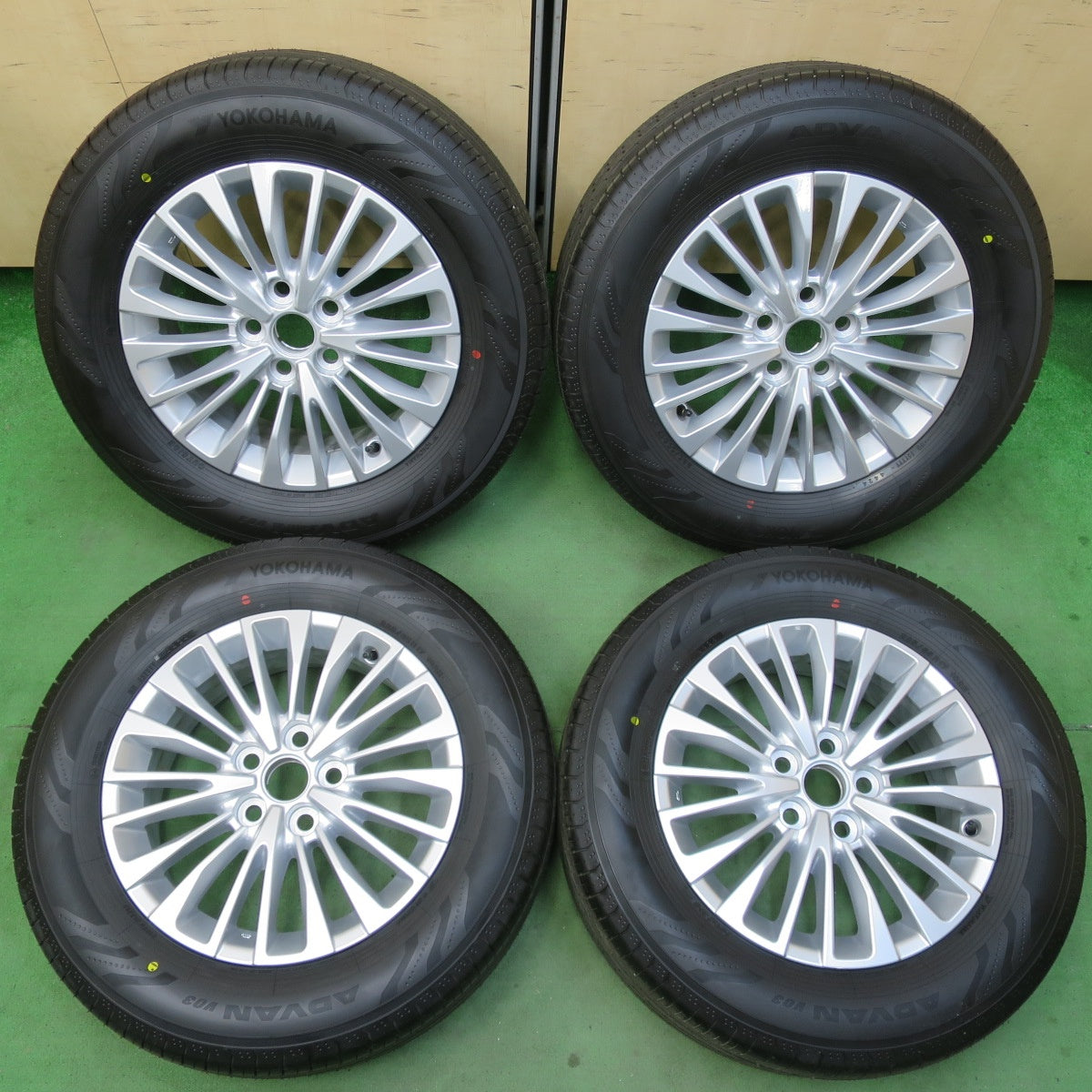 新車外し!24年★トヨタ 40系 アルファード ヴェルファイア 純正 225/65R17 ヨコハマ アドバン V03 17インチ PCD120/5H★5040901イノ