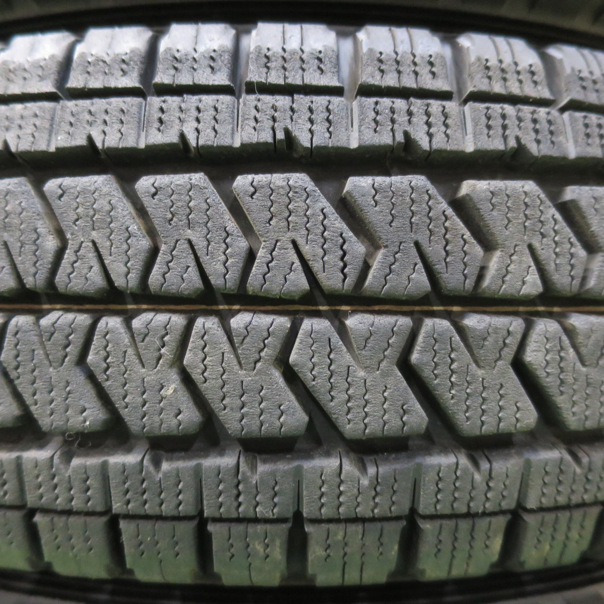 バリ溝!24年!9.5分★スタッドレス 145/80R12 86/84N ブリヂストン ブリザック VL10A スチール ホイール 12インチ PCD100/4H★5051201イス