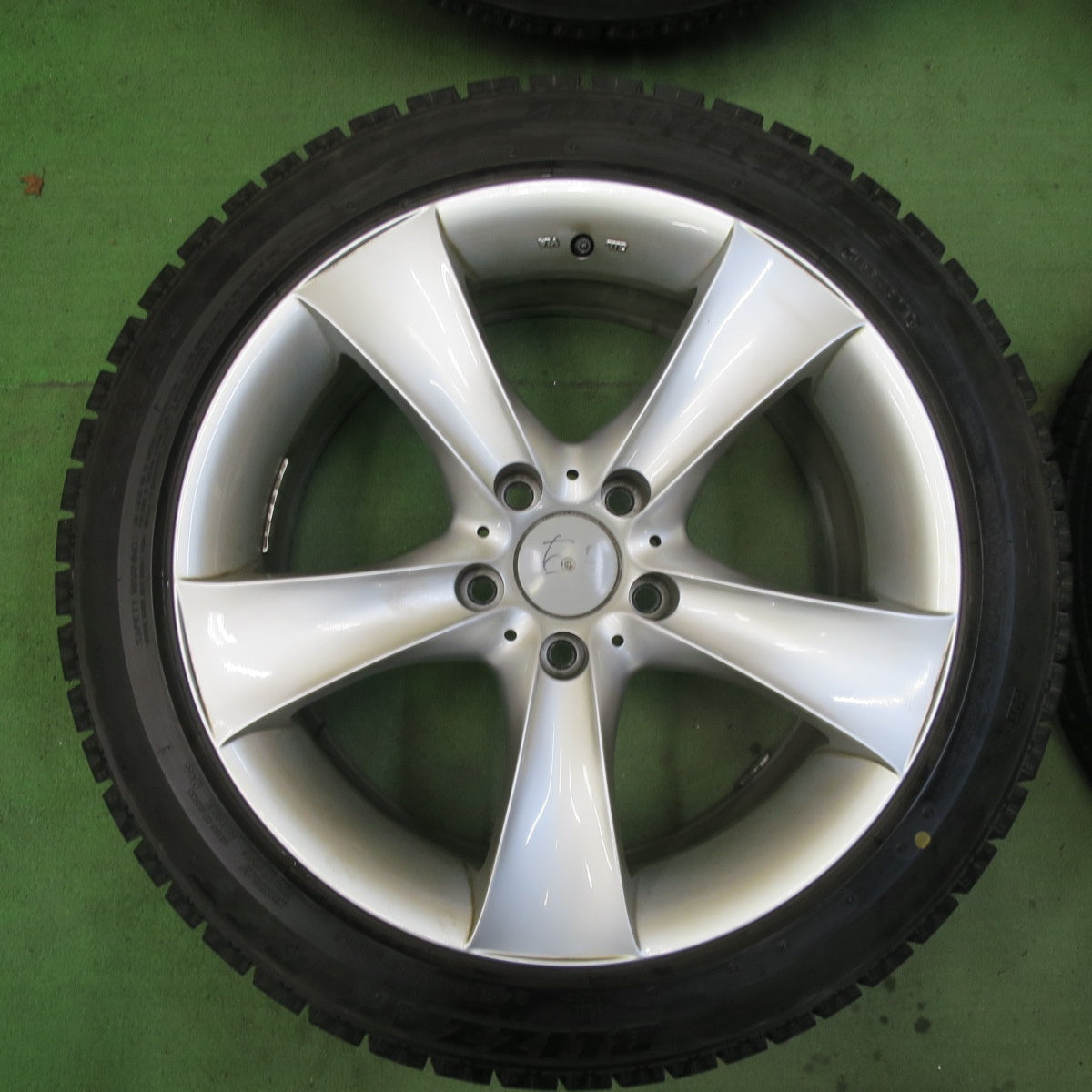 バリ溝!キレイ!9.5分★BMW 等 AGA Bayern 245/45R18 スタッドレス ブリヂストン ブリザック RFT バイエルン 18インチ PCD120/5H★5081901TTス