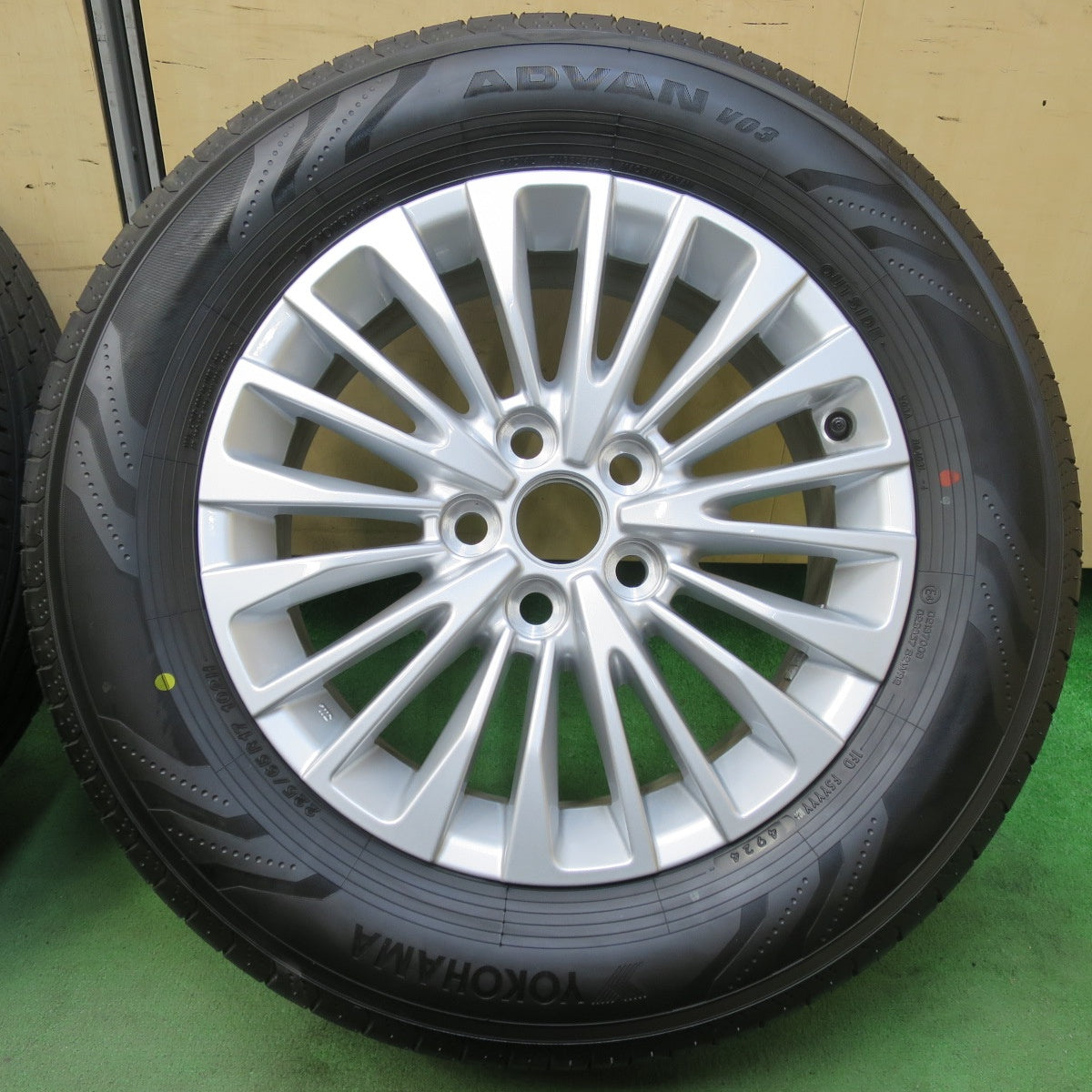 新車外し!24年★トヨタ 40系 アルファード ヴェルファイア 純正 225/65R17 ヨコハマ アドバン V03 17インチ PCD120/5H★5102805イノ