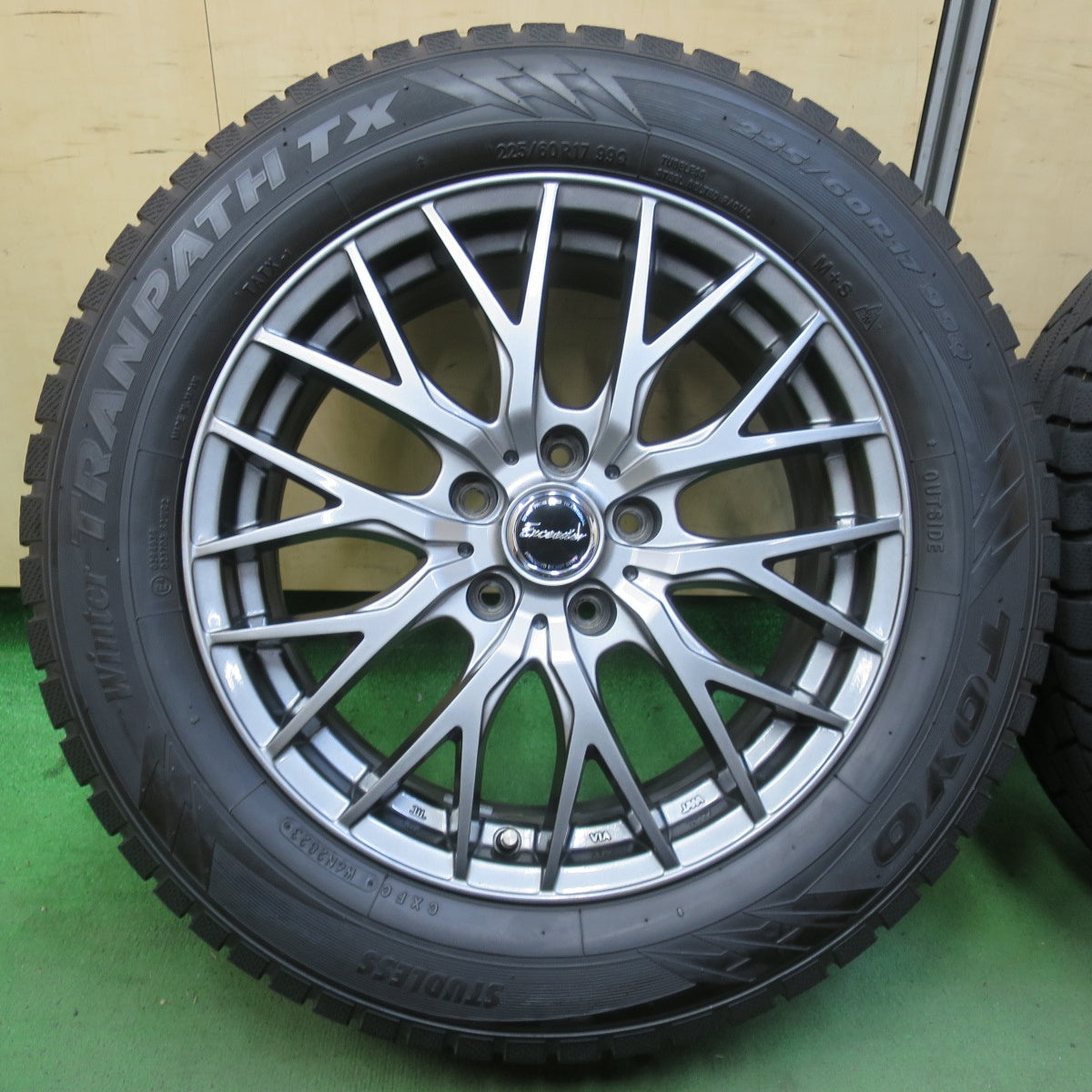 バリ溝!23年!キレイ!9.5分★スタッドレス 225/60R17 トーヨー ウインター トランパス TX Exceeder エクシーダー 17インチ PCD114.3/5H★5093010イス
