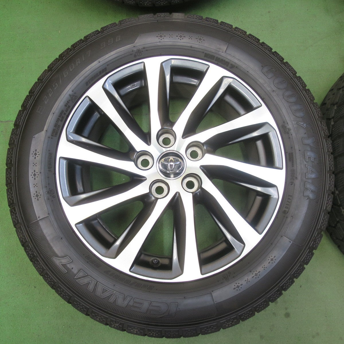 キレイ★トヨタ 30系 アルファード ヴェルファイア 純正 225/60R17 スタッドレス グッドイヤー アイスナビ7 17インチ PCD114.3/5H★5082306イス