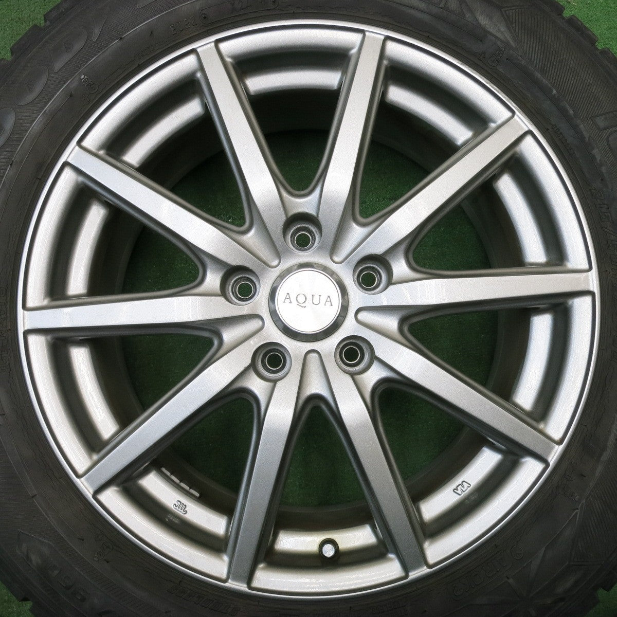 バリ溝!キレイ!9.5分★スタッドレス 215/60R17 グッドイヤー アイスナビ6 AQUA アクア 17インチ PCD114.3/5H★5042801NJス