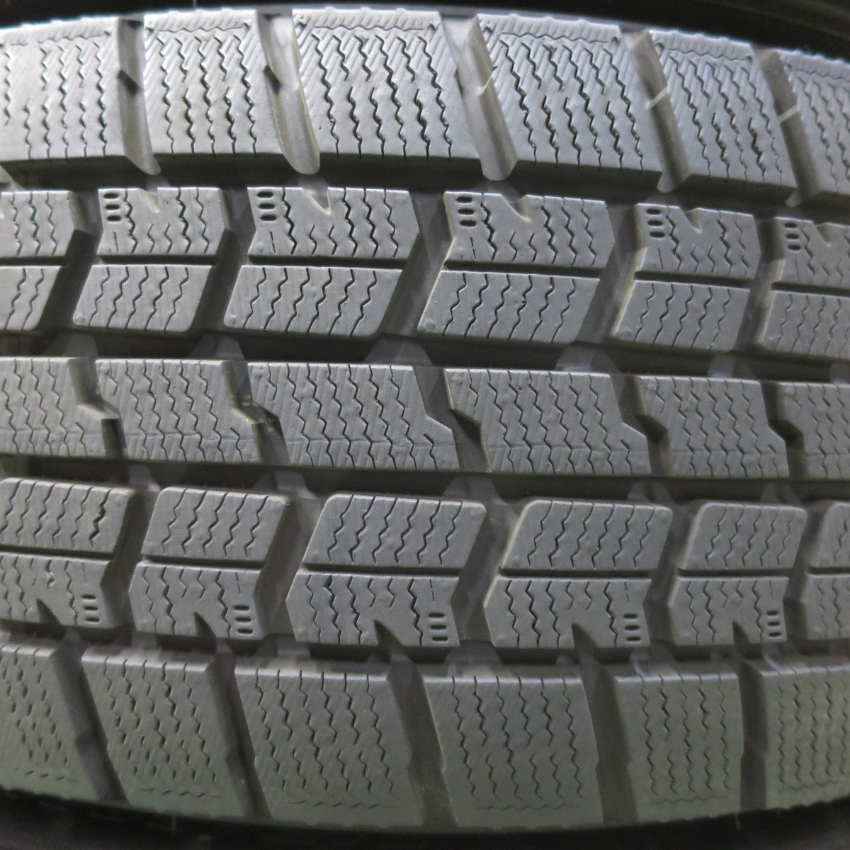 バリ溝!23年!キレイ!9.5分以上★スタッドレス 215/60R17 グッドイヤー アイスナビ7 ravrion LUMIERE ラブリオン 17インチ PCD114.3/5H★5101508イス