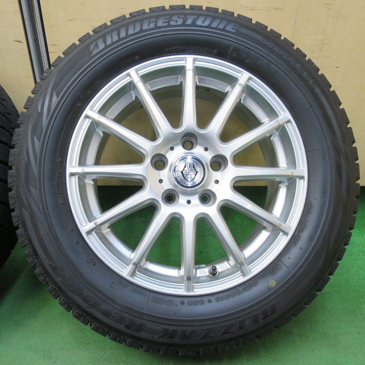 バリ溝!キレイ!9.5分★スタッドレス 215/60R16 ブリヂストン ブリザック REVO GZ JOKER ジョーカー 16インチ PCD114.3/5H★5031708イス