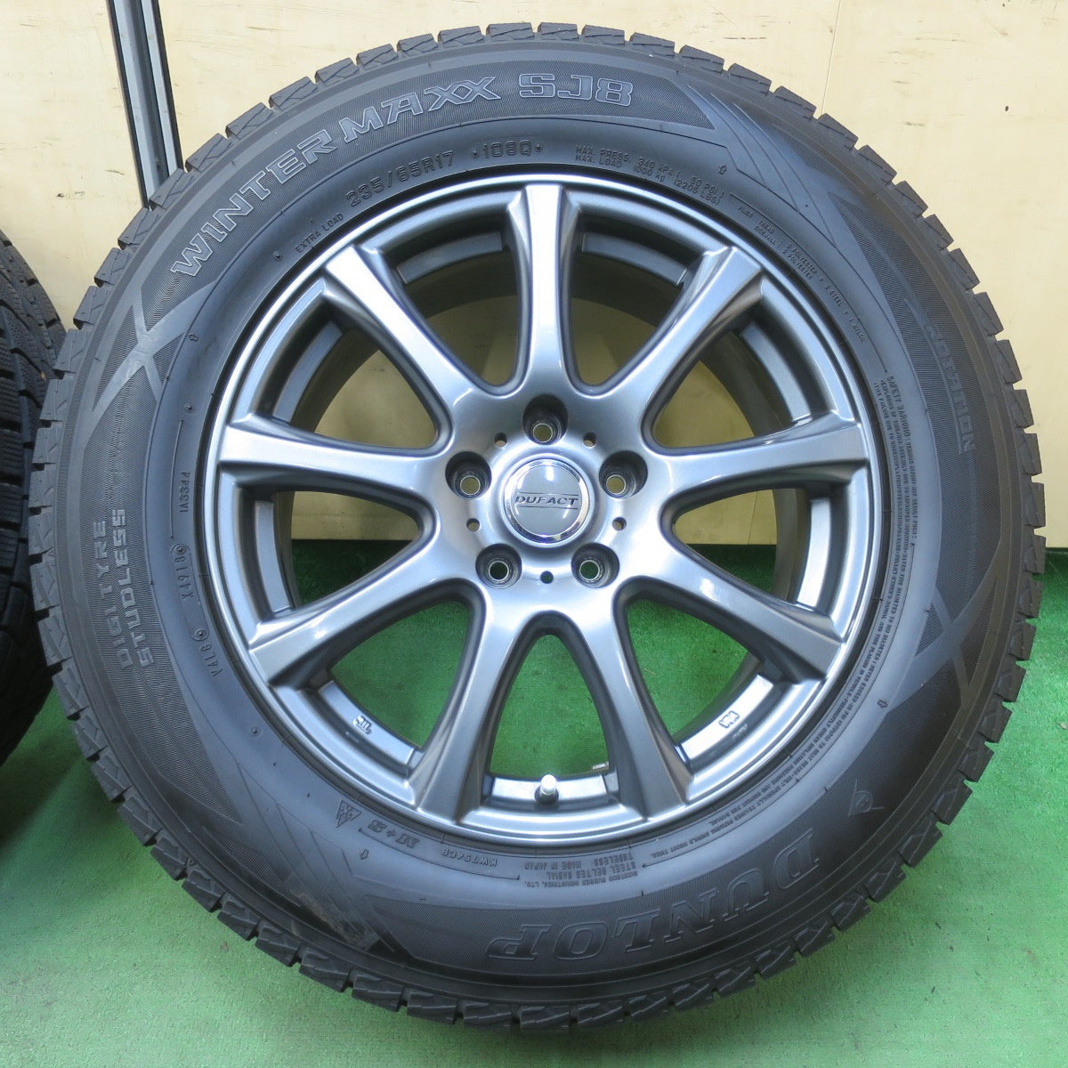 バリ溝!キレイ!9.5分★スタッドレス 235/65R17 ダンロップ ウインターマックス SJ8 DUFACT デュファクト 17インチ PCD114.3/5H★5092601イス