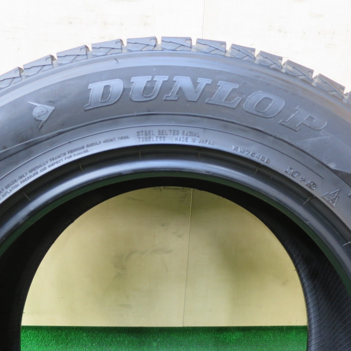 バリ溝!21年!9.5分!1本★スタッドレス 215/70R16 ダンロップ ウインターマックス SJ8 SJ8+ タイヤ 16インチ アウトランダー デリカD5 RAV4 等★5022112イスタ