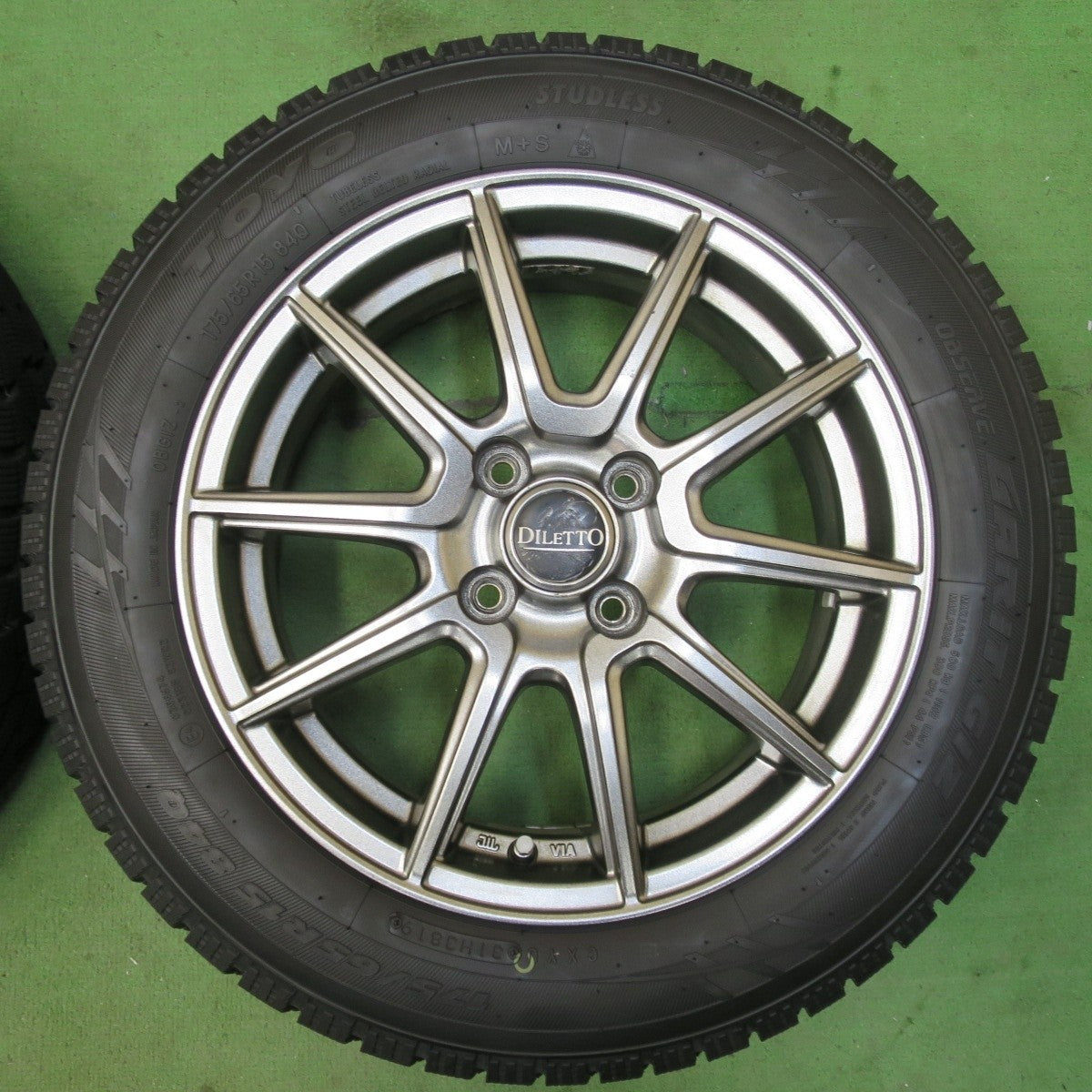 バリ溝!キレイ!9.5分以上★スタッドレス 175/65R15 トーヨー オブザーブ ガリット GIZ DILETTO ディレット 15インチ PCD100/4H★5040707イス