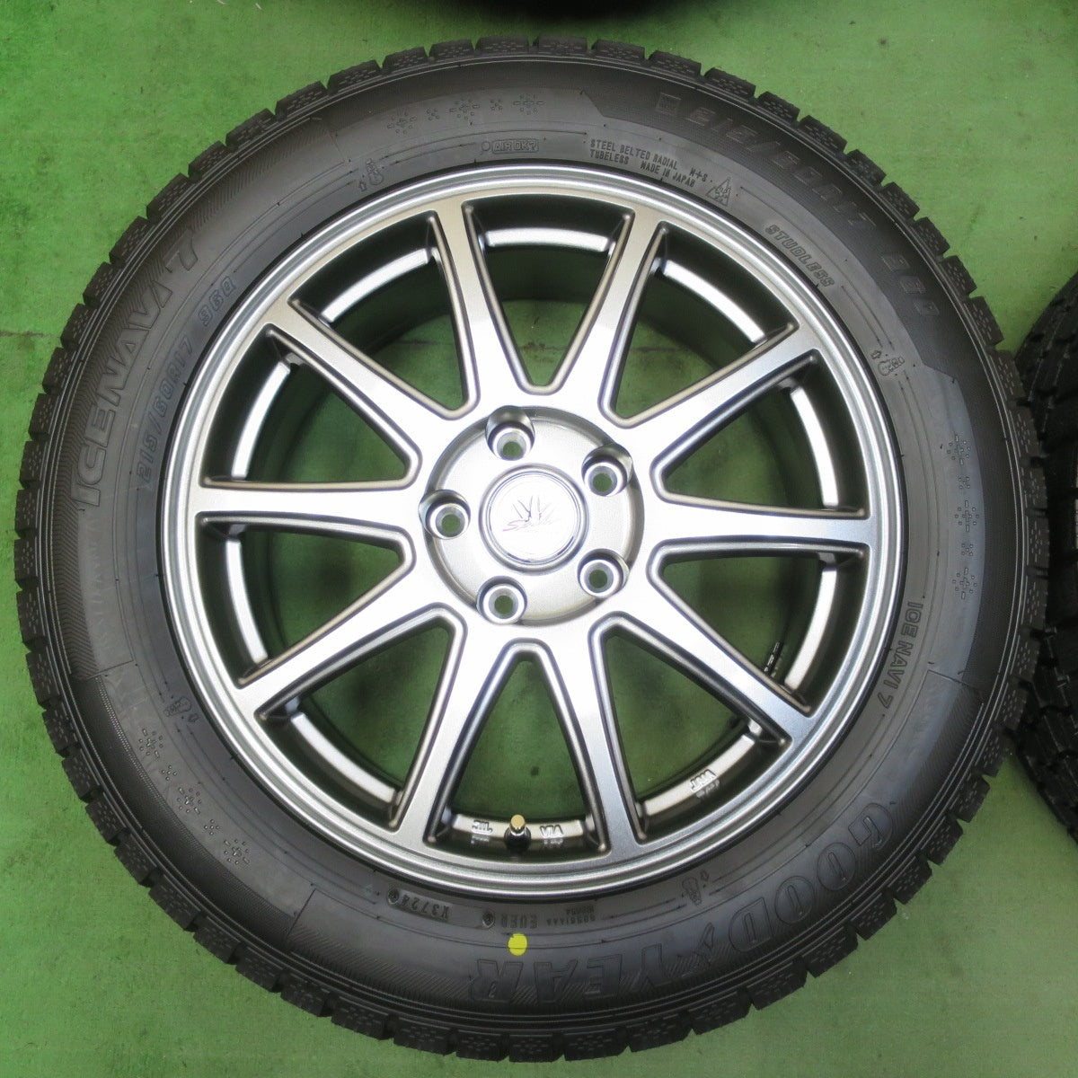 未使用!24年★LOXARNY SPORT 215/60R17 スタッドレス グッドイヤー アイスナビ7 17インチ ロクサーニ スポーツ PCD114.3/5H★5071602イス