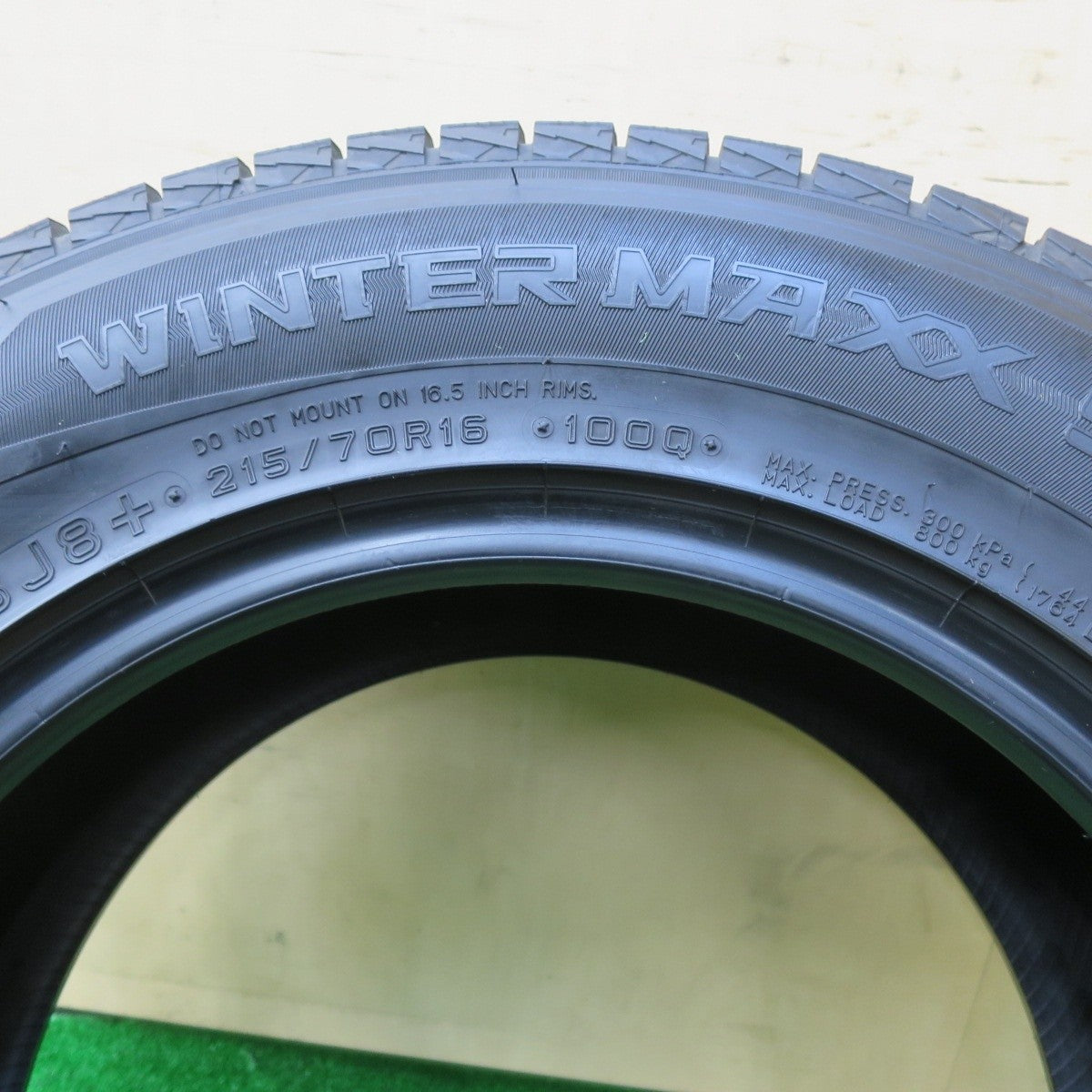バリ溝!21年!9.5分!1本★スタッドレス 215/70R16 ダンロップ ウインターマックス SJ8 SJ8+ タイヤ 16インチ アウトランダー デリカD5 RAV4 等★5022112イスタ