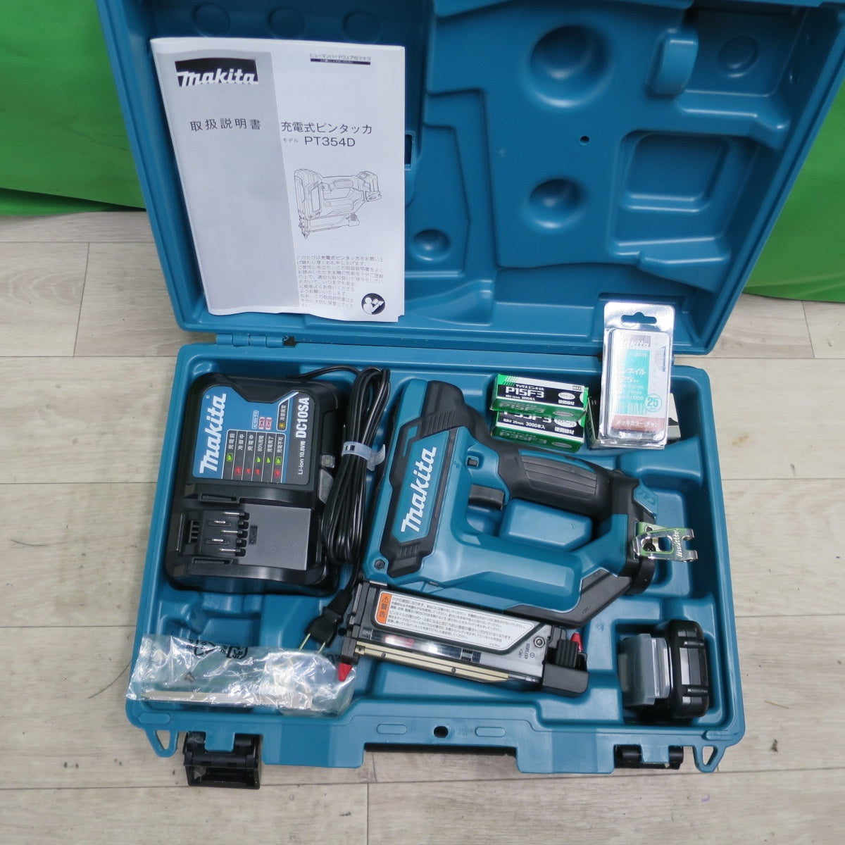 送料無料] 美品!付属品付き☆マキタ 充電式 ピンタッカ 10.8V