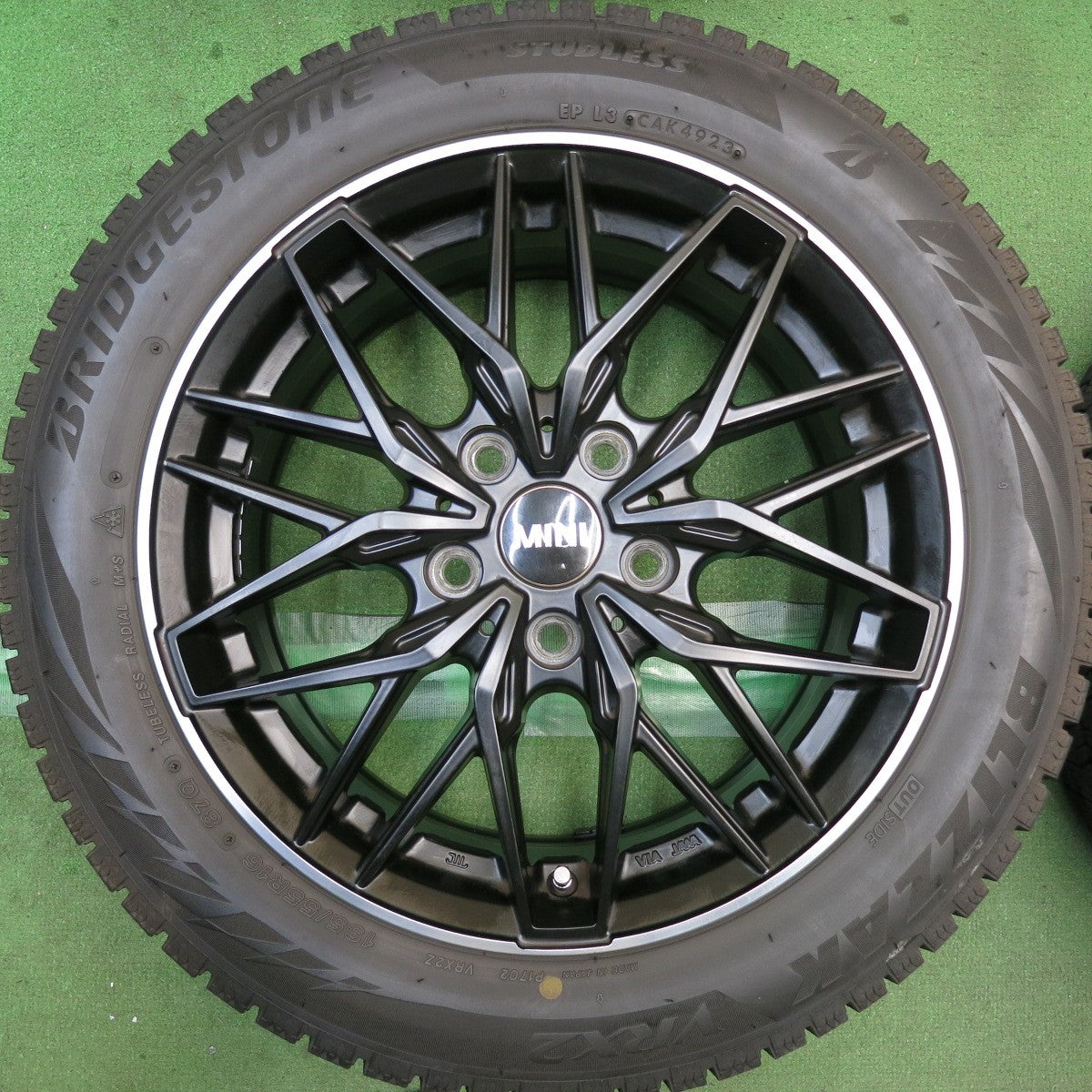 バリ溝!23年!キレイ!9.5分◎BMW MINI 等 EUROBAHN nurburg MTX 195/55R16 スタッドレス ブリヂストン ブリザック VRX2 ユーロバーン ニュルブルグ 16インチ PCD112/5H◎6101107HAス