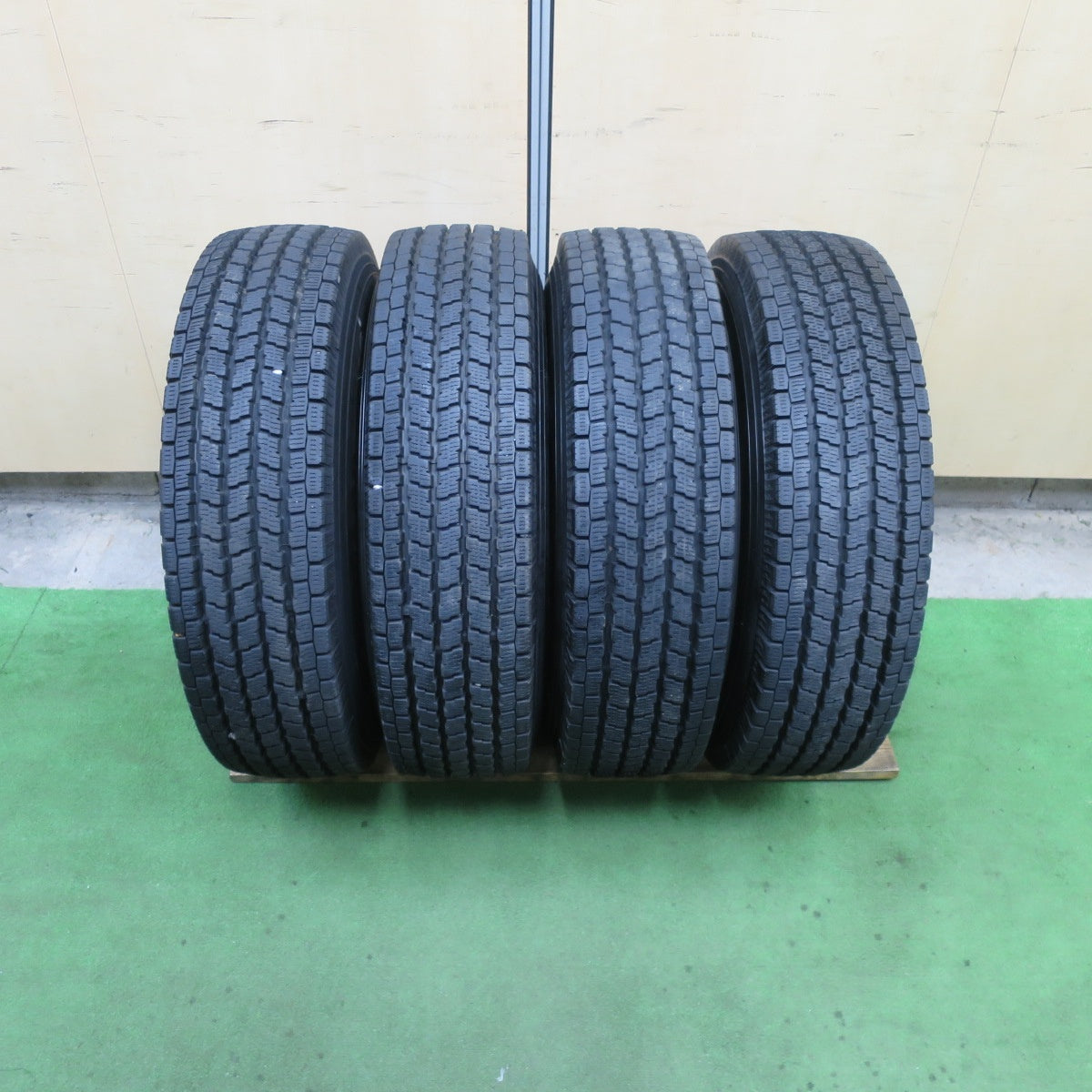 バリ溝!22年!キレイ!9.5分★スタッドレス 195/80R15 107/105L ヨコハマ アイスガード iG91 PRODITA HC プロディータ 15インチ PCD139.7/6H★6022501TTス