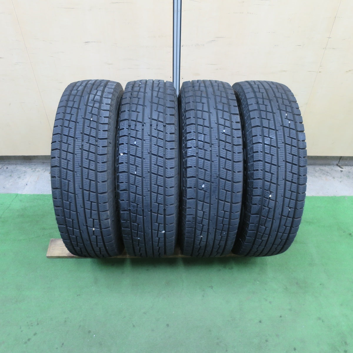 バリ溝!23年!キレイ!9.5分★ジムニー シエラ 等 195/80R15 スタッドレス グリップマックス GRIP ICE SUV 社外 アルミ 15インチ PCD139.7/5H★6042701TTス