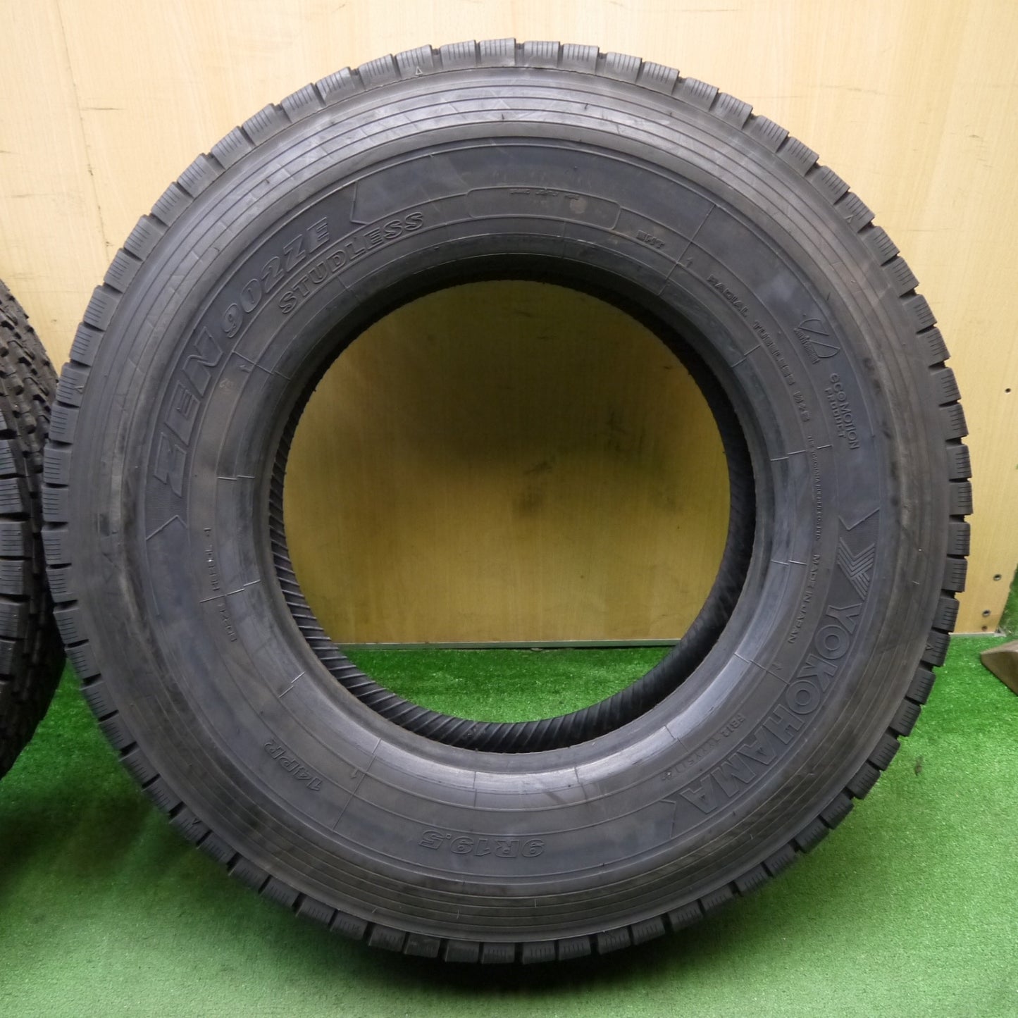 バリ溝!8.5分!2本★トラック バス タイヤ 9R19.5 14PR スタッドレス ヨコハマ ZEN 902ZE 19.5インチ★5062309KKスタ