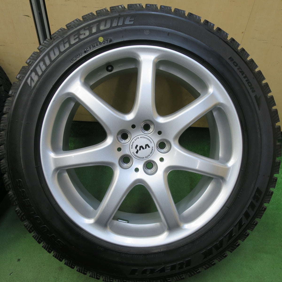 バリ溝!キレイ!9.5分★スバル フォレスター XV 純正 OP SAA 225/55R17 スタッドレス ブリヂストン ブリザック REVO1 17インチ PCD100/5H★5061902TTス
