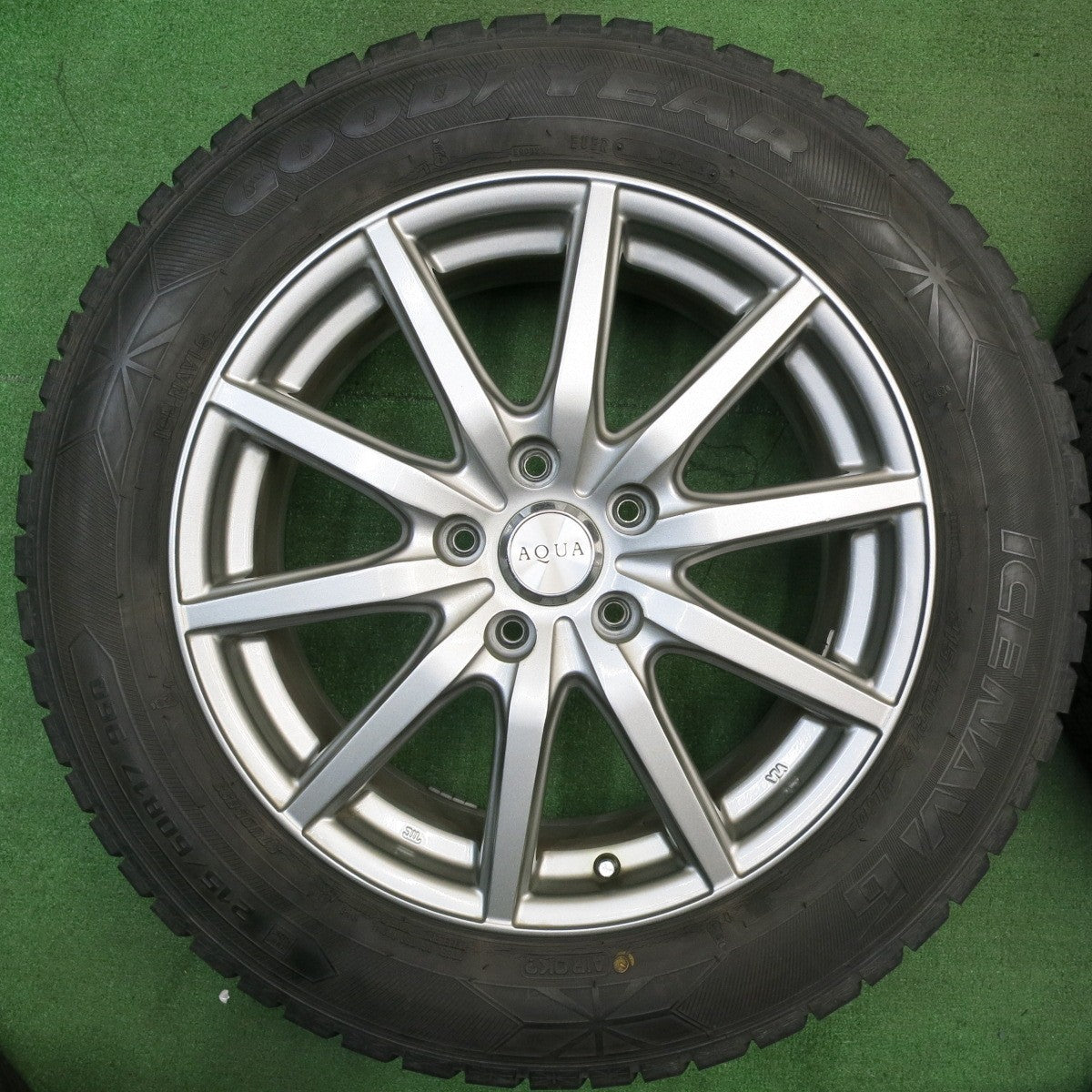 バリ溝!キレイ!9.5分★スタッドレス 215/60R17 グッドイヤー アイスナビ6 AQUA アクア 17インチ PCD114.3/5H★5042801NJス